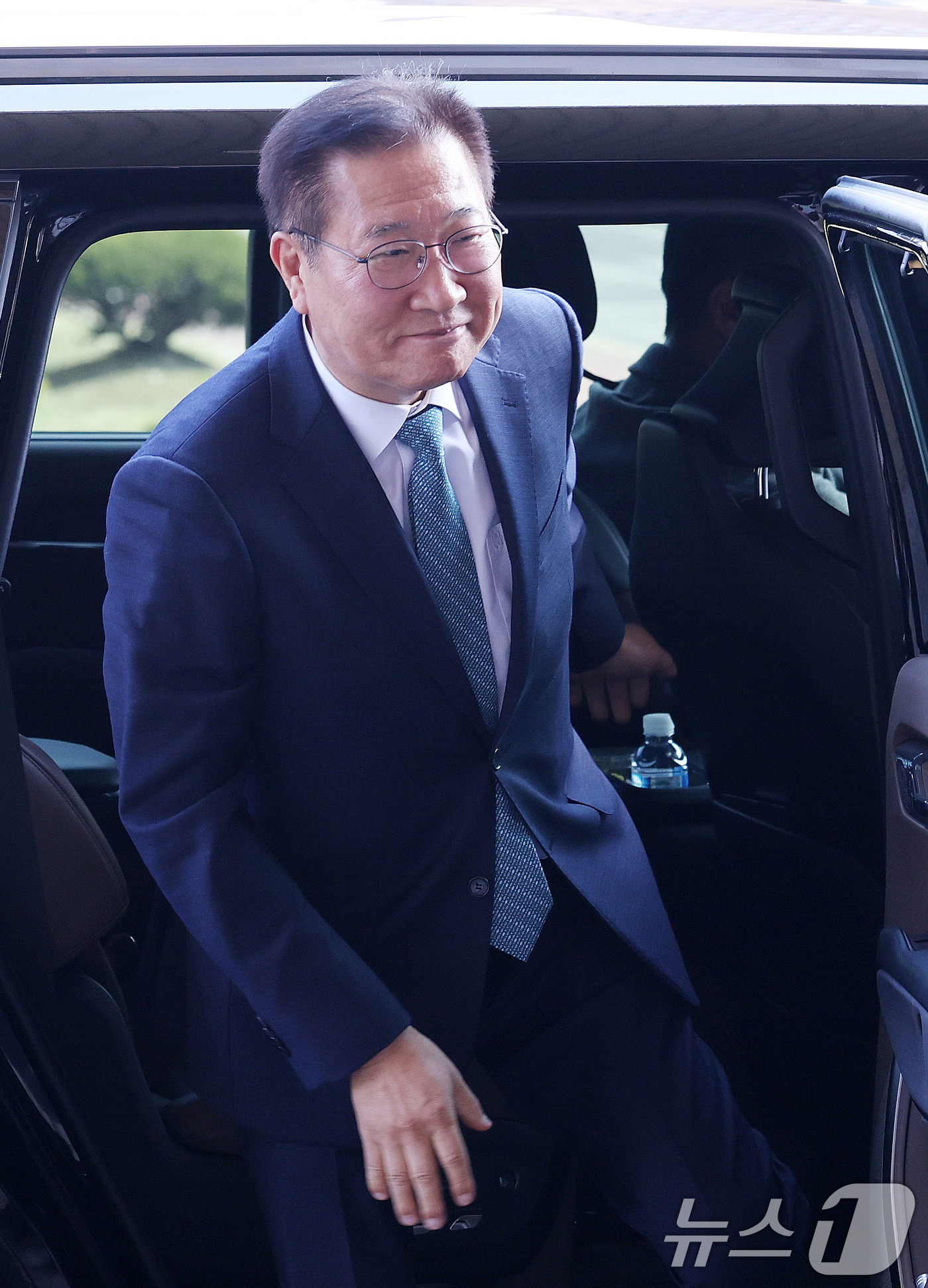 (과천=뉴스1) 박지혜 기자 = 탄핵안 기각으로 직무 복귀한 박성재 법무부 장관이 10일 경기 과천 법무부 청사로 출근하고 있다.  2025.4.10/뉴스1