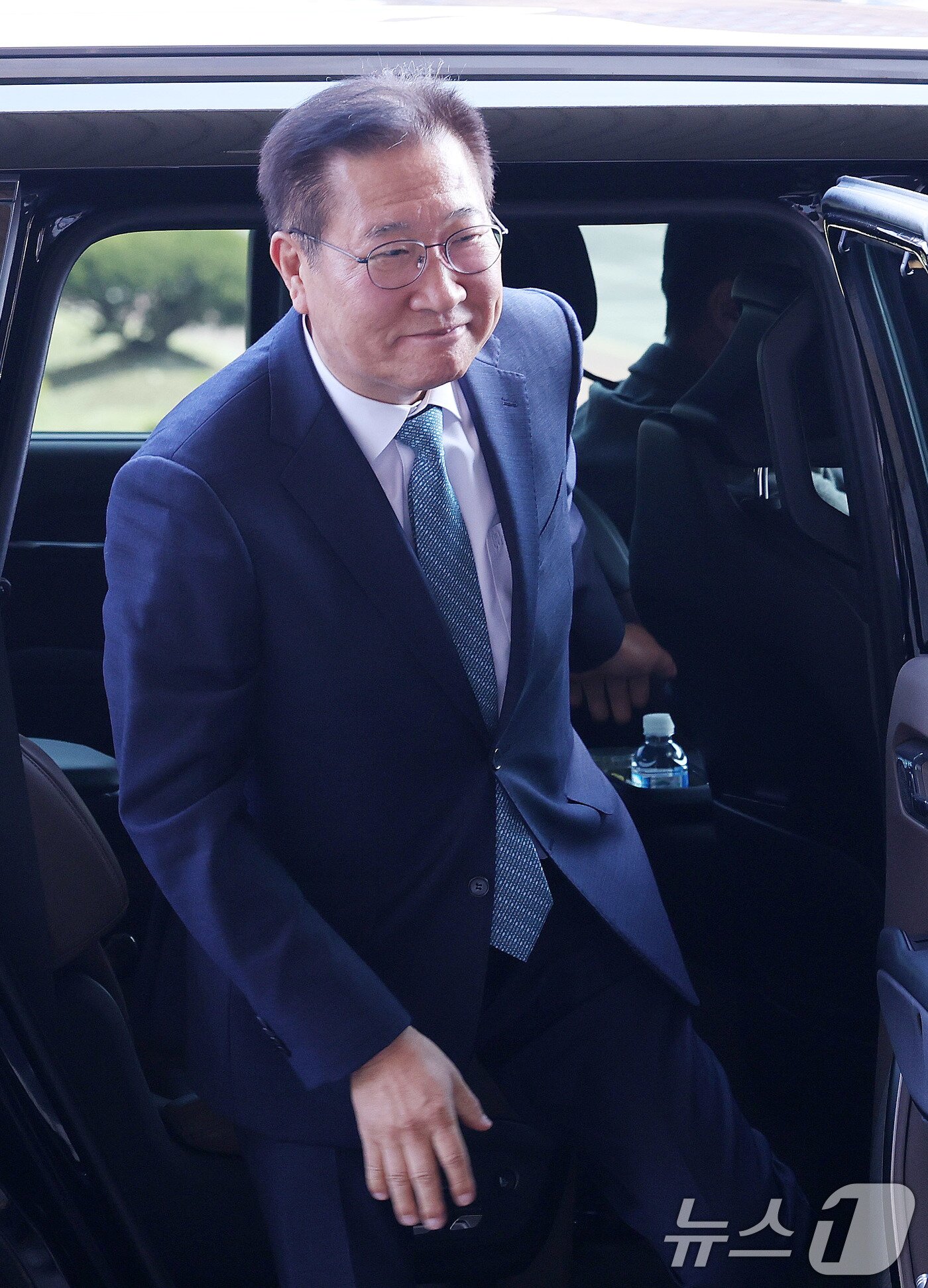 본문 이미지 - 탄핵안 기각으로 직무 복귀한 박성재 법무부 장관이 10일 경기 과천 법무부 청사로 출근하고 있다. 2025.4.10/뉴스1 ⓒ News1 박지혜 기자