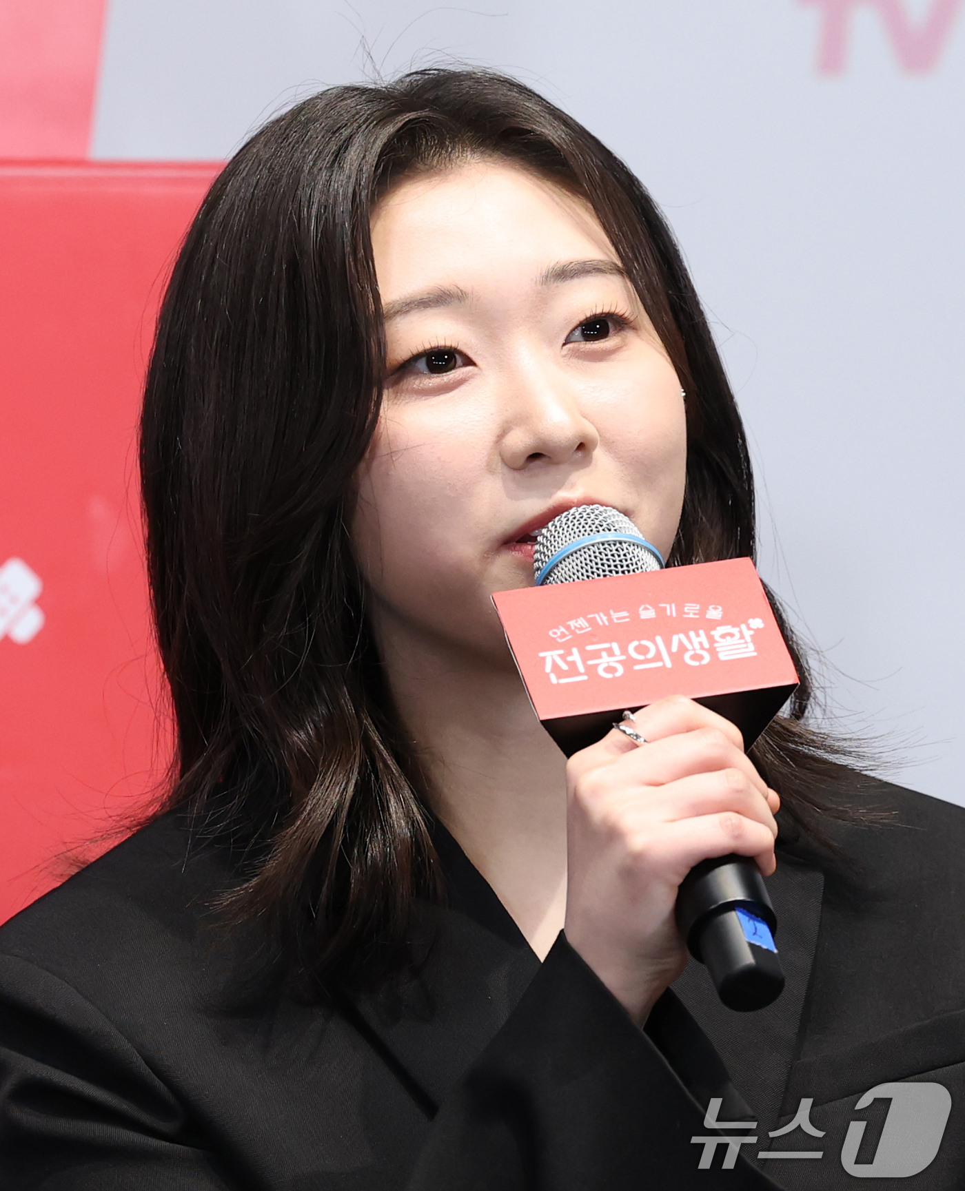 (서울=뉴스1) 권현진 기자 = 배우 한예지가 10일 서울 구로구 라마다서울신도림호텔에서 열린 tvN 새 토일드라마 '언제가는 슬기로울 전공의생활' 제작발표회에서 인사말을 하고 있 …