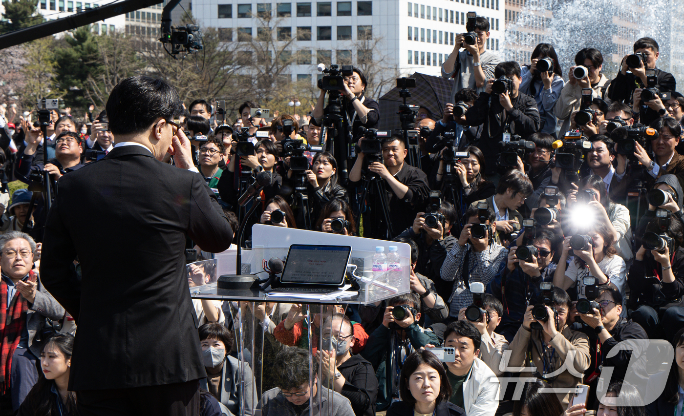 (서울=뉴스1) 이재명 기자 = 한동훈 국민의힘 전 대표가 10일 오후 서울 여의도 국회에서 제21대 대통령선거 출마 선언 기자회견을 하고 있다. 2025.4.10/뉴스1
