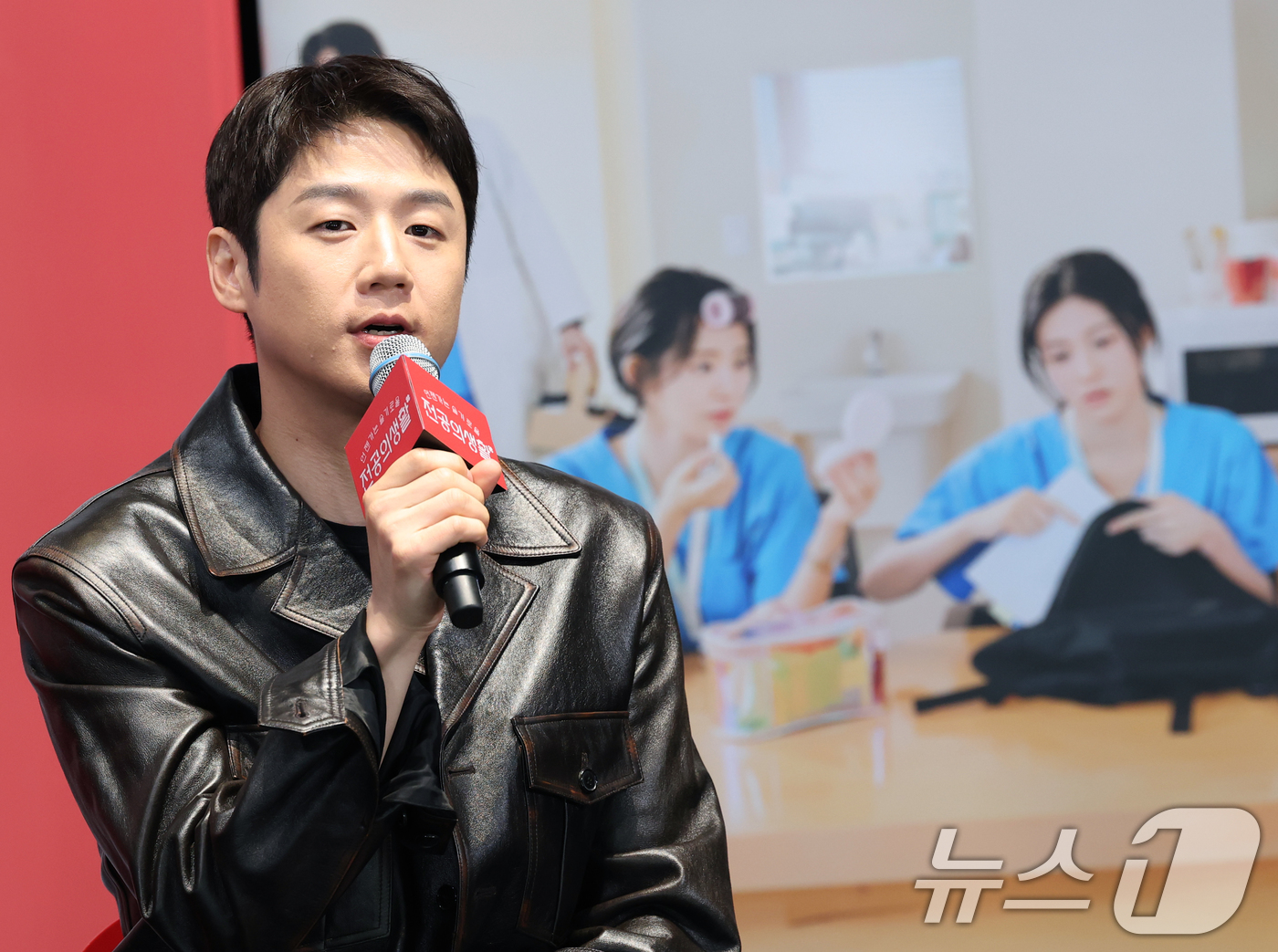 (서울=뉴스1) 권현진 기자 = 배우 정준원이 10일 서울 구로구 라마다서울신도림호텔에서 열린 tvN 새 토일드라마 '언제가는 슬기로울 전공의생활' 제작발표회에서 인사말을 하고 있 …