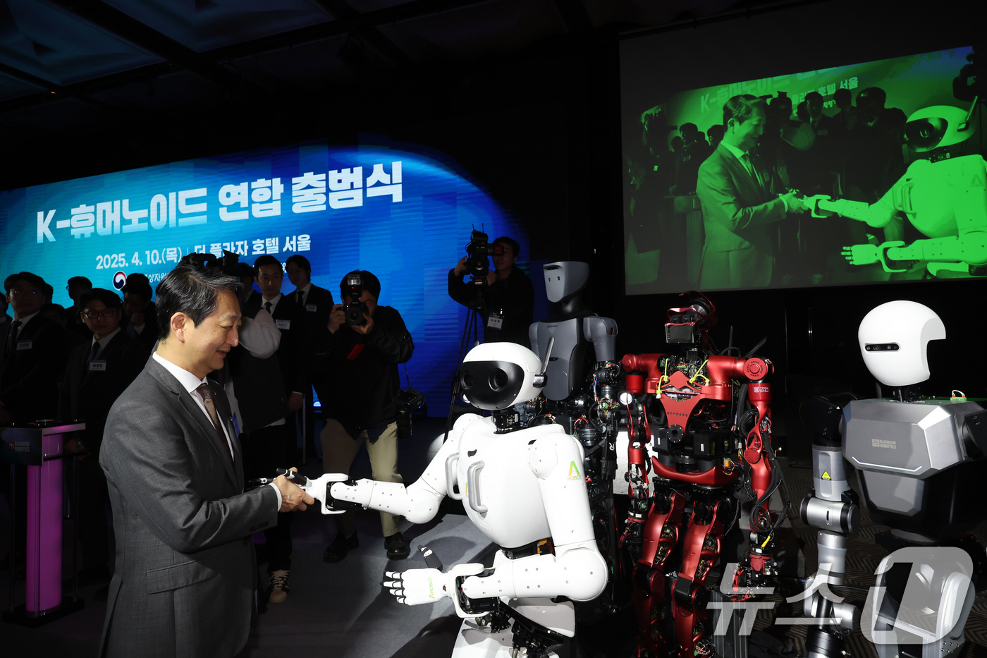 (서울=뉴스1) 장수영 기자 = 안덕근 산업통상자원부 장관이 10일 오후 서울 중구 플라자호텔에서 열린 K-휴머노이드 연합 출범식에서 에이로봇(A ROBOT)의 엘리스와 악수하고 …