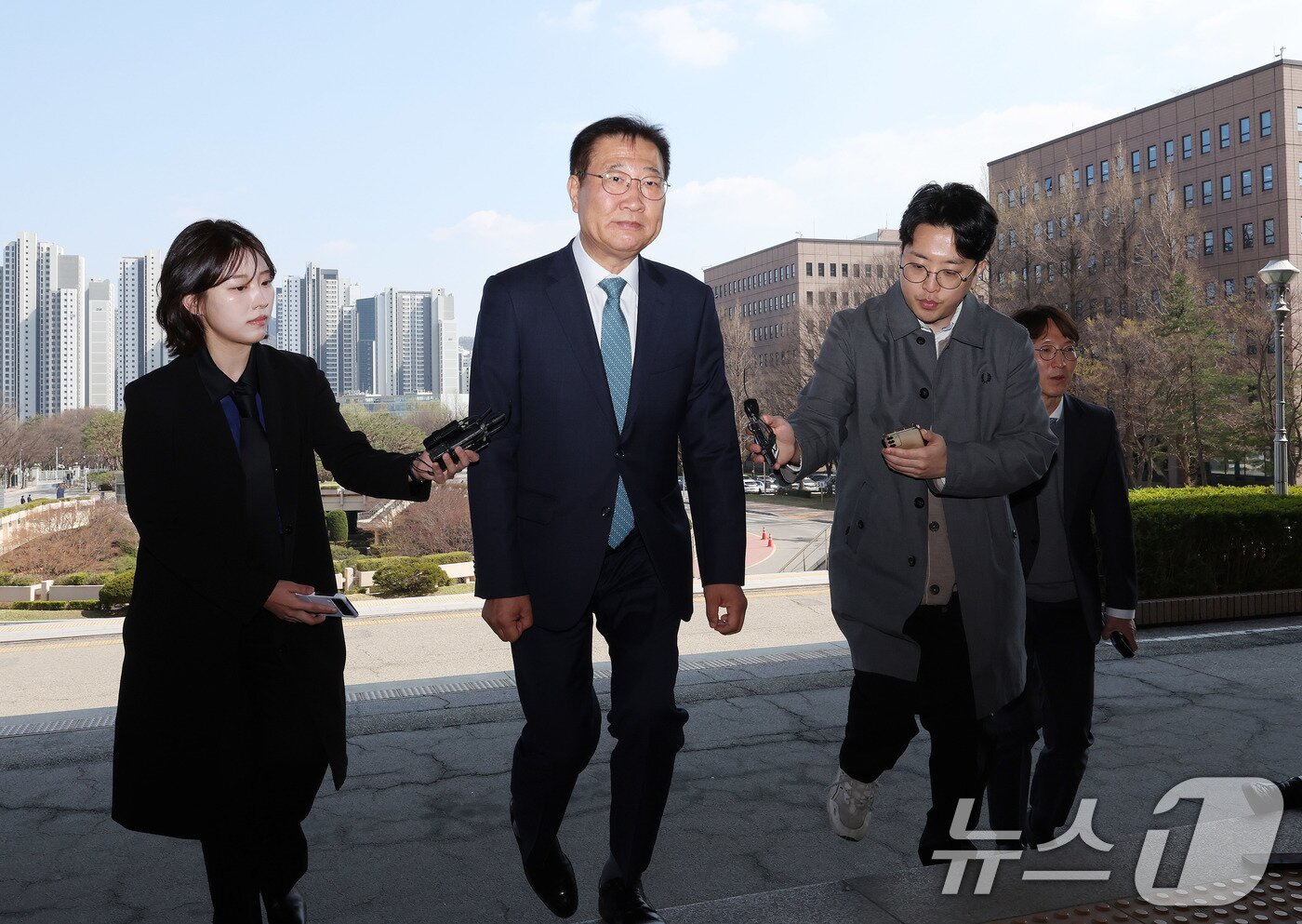 본문 이미지 - 탄핵안 기각으로 직무 복귀한 박성재 법무부 장관이 10일 경기 과천 법무부 청사로 출근하고 있다. 2025.4.10/뉴스1 ⓒ News1 박지혜 기자