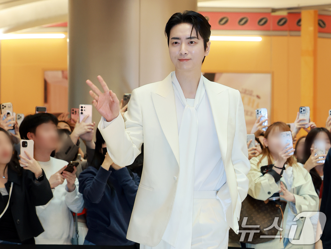(서울=뉴스1) 김진환 기자 = 배우 이준혁이 10일 서울 송파구 롯데 에비뉴엘 잠실점 더 크라운에서 열린 글로벌 럭셔리 뷰티 브랜드 설화수 윤조에센스 팝업스토어 오픈 포토월에 참 …