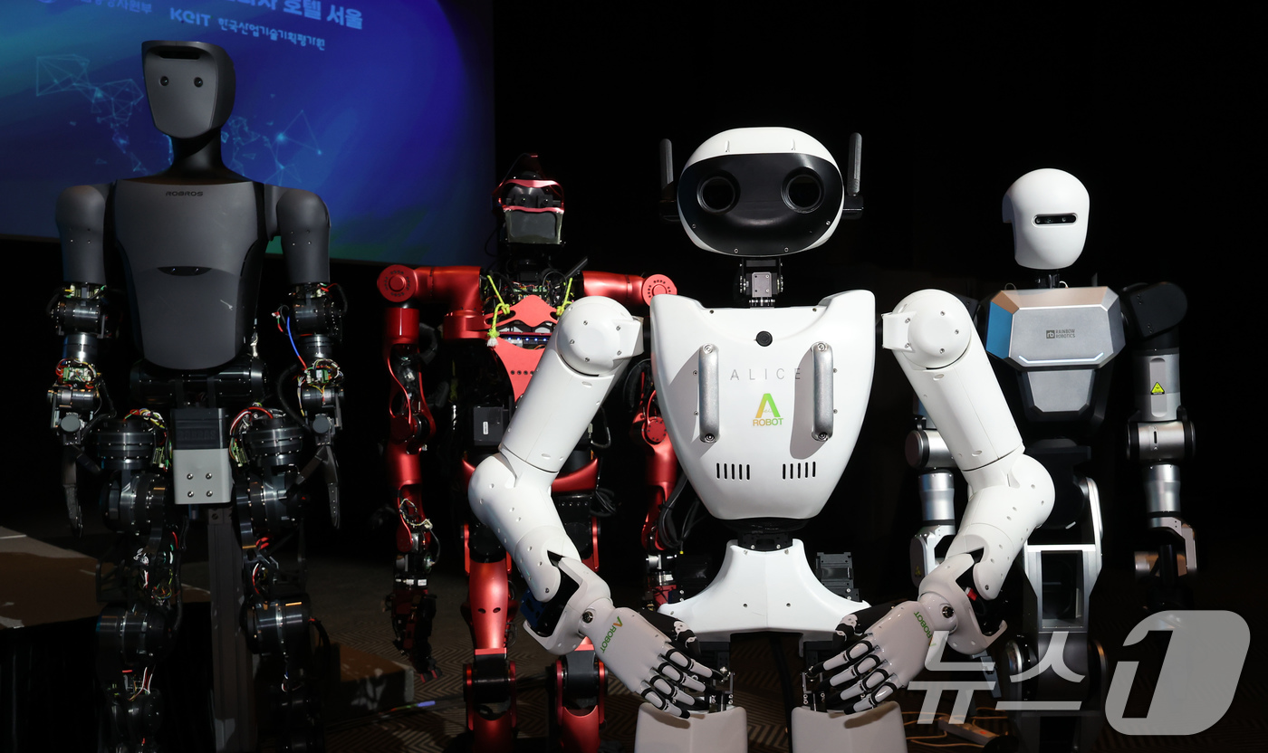 (서울=뉴스1) 장수영 기자 = 10일 오후 서울 중구 플라자호텔에서 열린 K-휴머노이드 연합 출범식에 전시된 휴머노이드 로봇.왼쪽부터 로브로스, 블루로빈, 에이로봇, 레인보우로보 …