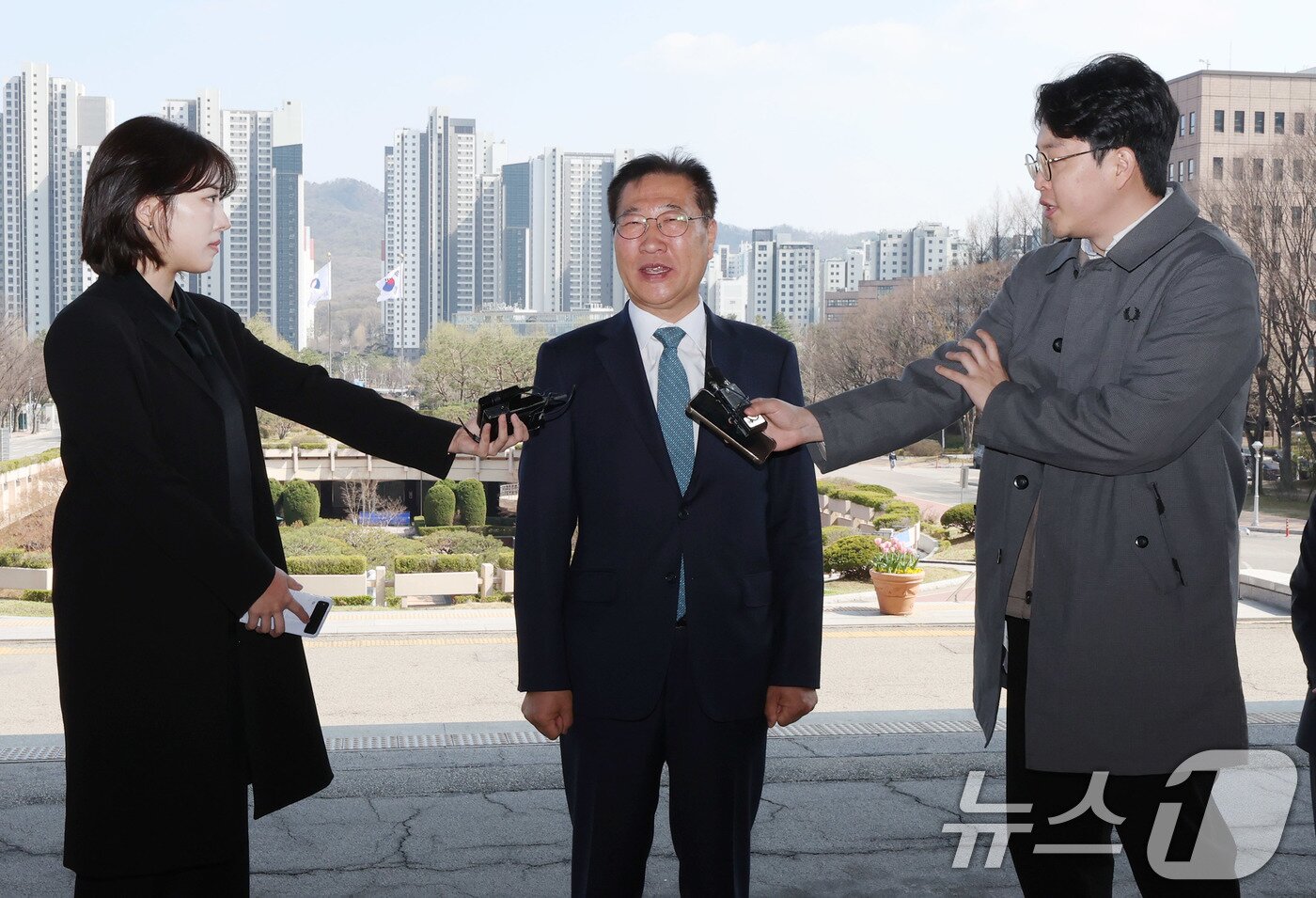 본문 이미지 - 탄핵안 기각으로 직무 복귀한 박성재 법무부 장관이 10일 경기 과천 법무부 청사로 출근하며 취재진 질문에 답하고 있다. 2025.4.10/뉴스1 ⓒ News1 박지혜 기자