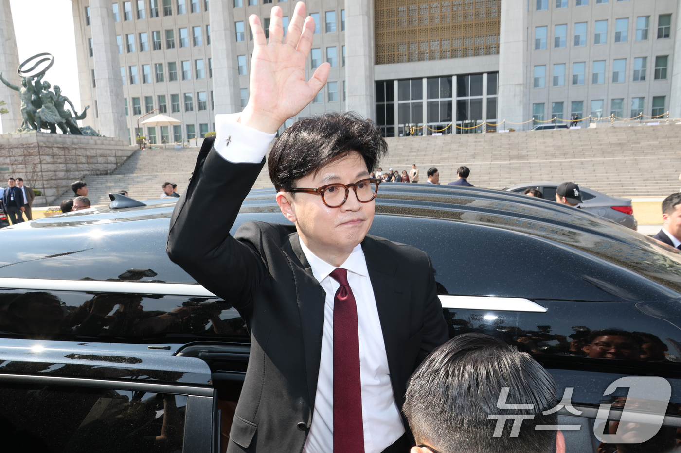 (서울=뉴스1) 이광호 기자 = 한동훈 국민의힘 전 대표가 10일 오후 서울 여의도 국회에서 대선 출마 선언 기자회견을 마친뒤 지지자들을 향해 손인사를 하고 있다. 2025.4.1 …