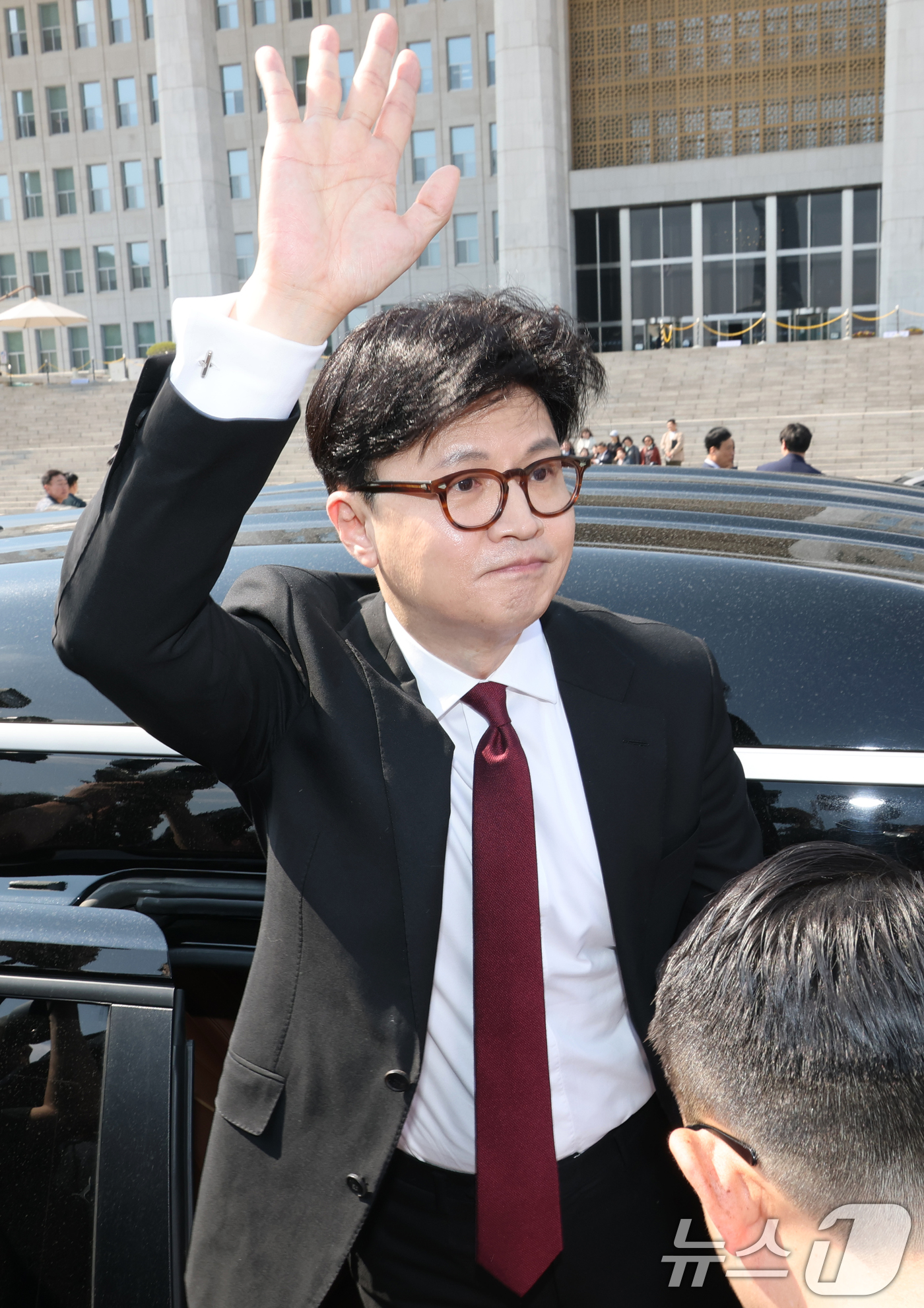 (서울=뉴스1) 이광호 기자 = 한동훈 국민의힘 전 대표가 10일 오후 서울 여의도 국회에서 대선 출마 선언 기자회견을 마친뒤 지지자들을 향해 손인사를 하고 있다. 2025.4.1 …