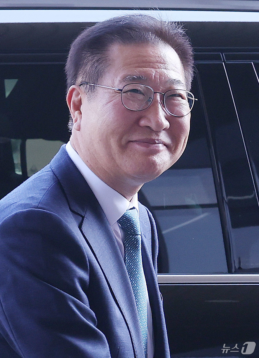 (과천=뉴스1) 박지혜 기자 = 탄핵안 기각으로 직무 복귀한 박성재 법무부 장관이 10일 경기 과천 법무부 청사로 출근하고 있다. 2025.4.10/뉴스1