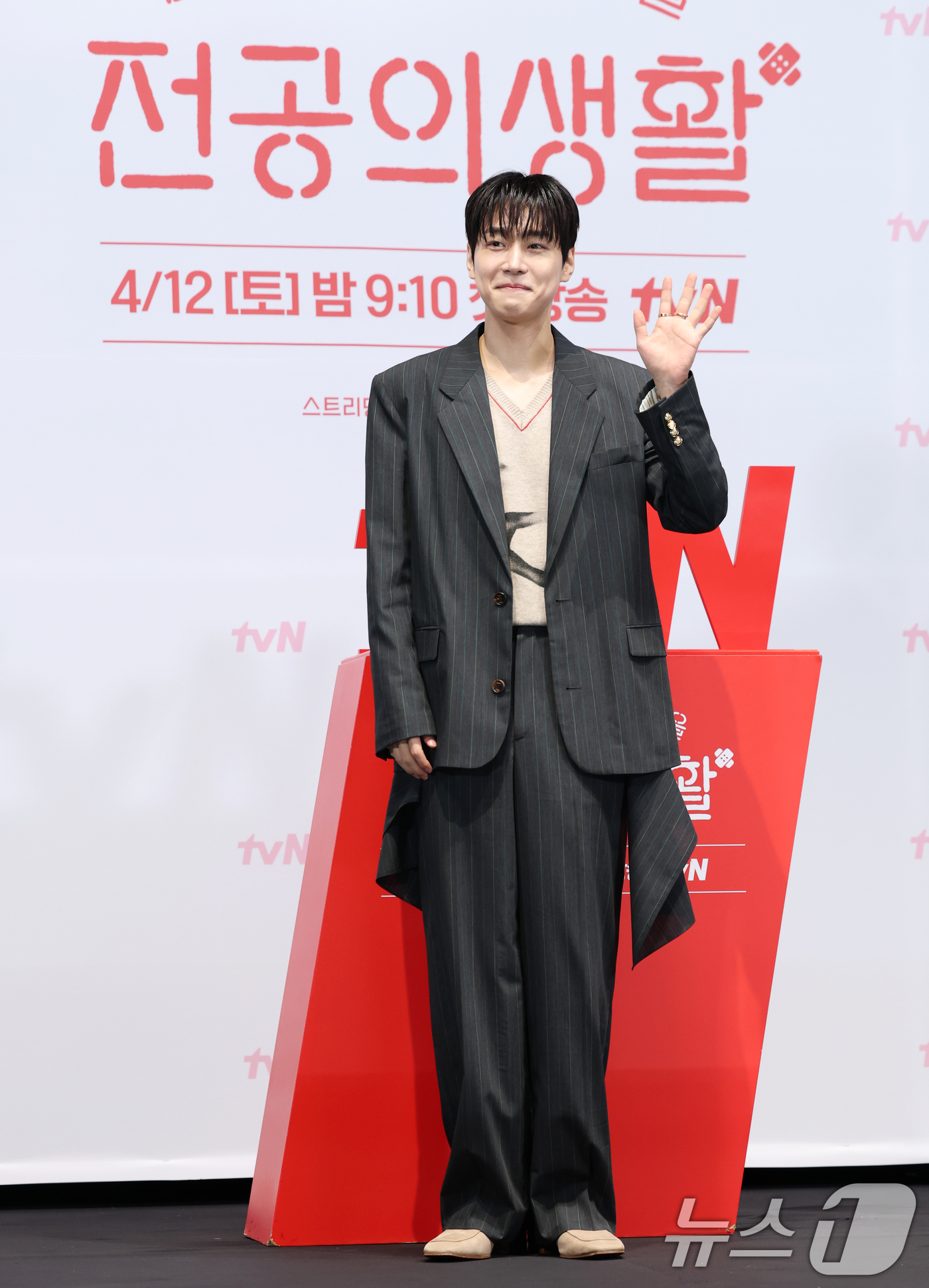 (서울=뉴스1) 권현진 기자 = 배우 강유석이 10일 서울 구로구 라마다서울신도림호텔에서 열린 tvN 새 토일드라마 '언제가는 슬기로울 전공의생활' 제작발표회에 참석해 포즈를 취하 …