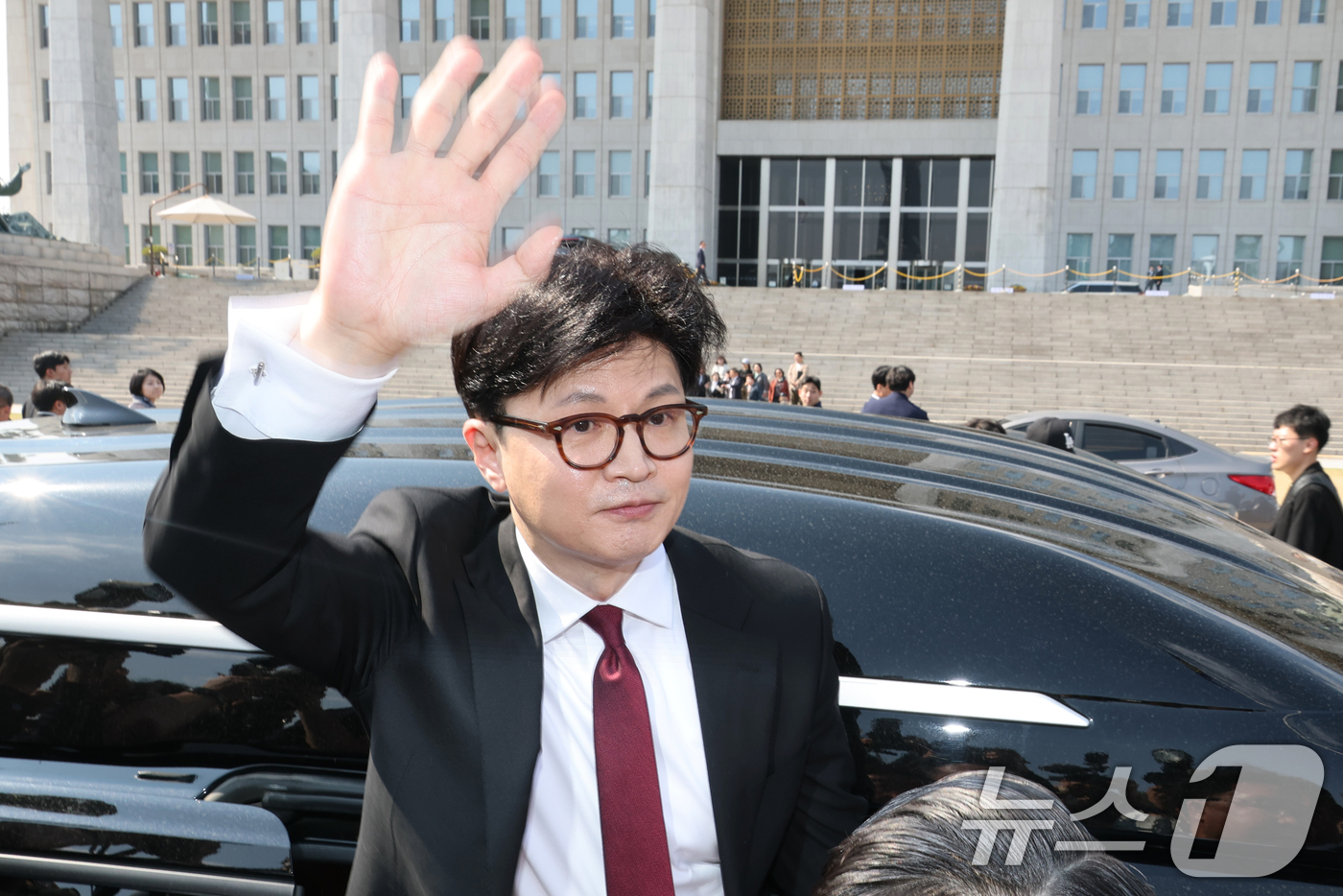 (서울=뉴스1) 이광호 기자 = 한동훈 국민의힘 전 대표가 10일 오후 서울 여의도 국회에서 대선 출마 선언 기자회견을 마친뒤 지지자들을 향해 손인사를 하고 있다. 2025.4.1 …