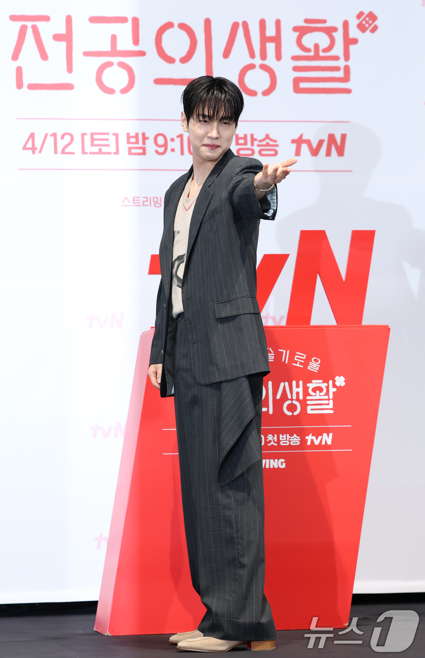 (서울=뉴스1) 권현진 기자 = 배우 강유석이 10일 서울 구로구 라마다서울신도림호텔에서 열린 tvN 새 토일드라마 '언제가는 슬기로울 전공의생활' 제작발표회에 참석해 포즈를 취하 …