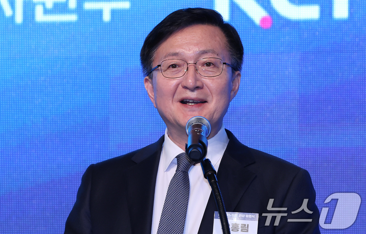 (서울=뉴스1) 장수영 기자 = 유홍림 서울대 총장이 10일 오후 서울 중구 플라자호텔에서 열린 K-휴머노이드 연합 출범식에서 인사말 하고 있다. 2025.4.10/뉴스1