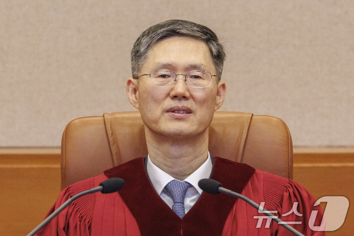 본문 이미지 - 10일 오후 서울 종로구 재동 헌법재판소에서 열린 박성재 법무부장관 탄핵 심판 선고를 위해 대심판정에 착석한 문형배 헌법재판소장 권한대행. (공동취재) 2025.4.10/뉴스1 ⓒ News1 오대일 기자