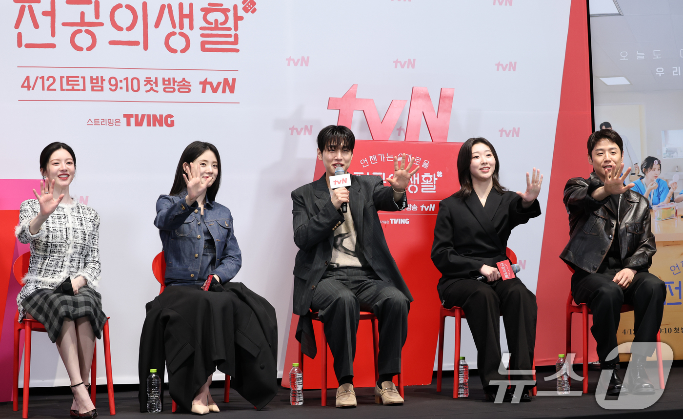 (서울=뉴스1) 권현진 기자 = 배우 고윤정(왼쪽부터)과 신시아, 강유석, 한예지, 정준원이 10일 서울 구로구 라마다서울신도림호텔에서 열린 tvN 새 토일드라마 '언제가는 슬기로 …