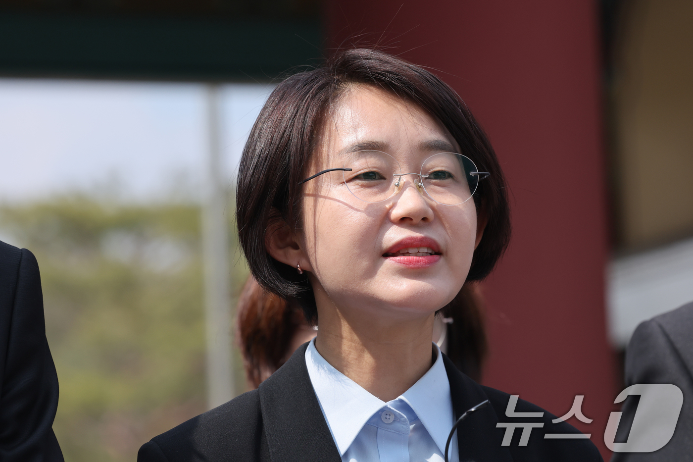 (광주=뉴스1) 김태성 기자 = 10일 진보당 대선후보로 나선 김재연 상임대표가  광주시 북구 운정동 국립5.18민주묘역를 참배한 후 기자들 질문에 답하고 있다. 2025.4.10 …