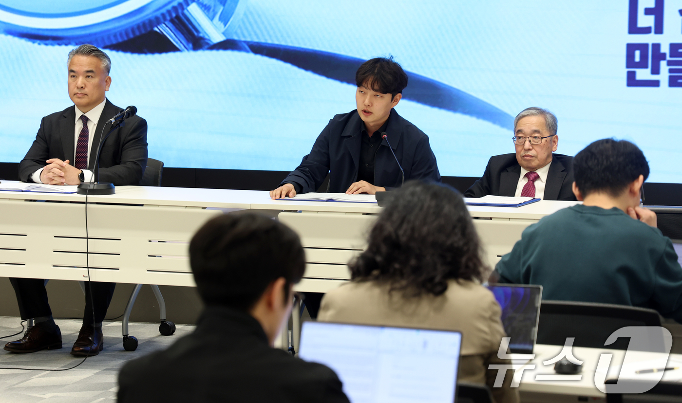 (서울=뉴스1) 김명섭 기자 = 김민수 대한의사협회 정책이사(사직전공의)가 10일 서울 용산구 대한의사회관에서 열린 정례브리핑에서 사직전공의 입영 연기 관련 헌법소원 제기 발표를 …