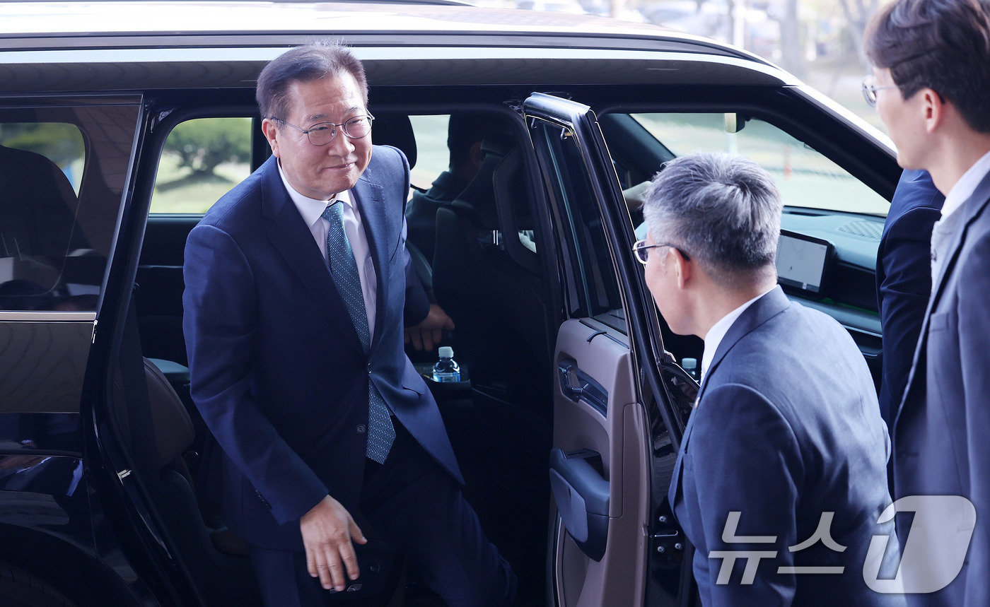 (과천=뉴스1) 박지혜 기자 = 탄핵안 기각으로 직무 복귀한 박성재 법무부 장관이 10일 경기 과천 법무부 청사로 출근하고 있다.  2025.4.10/뉴스1