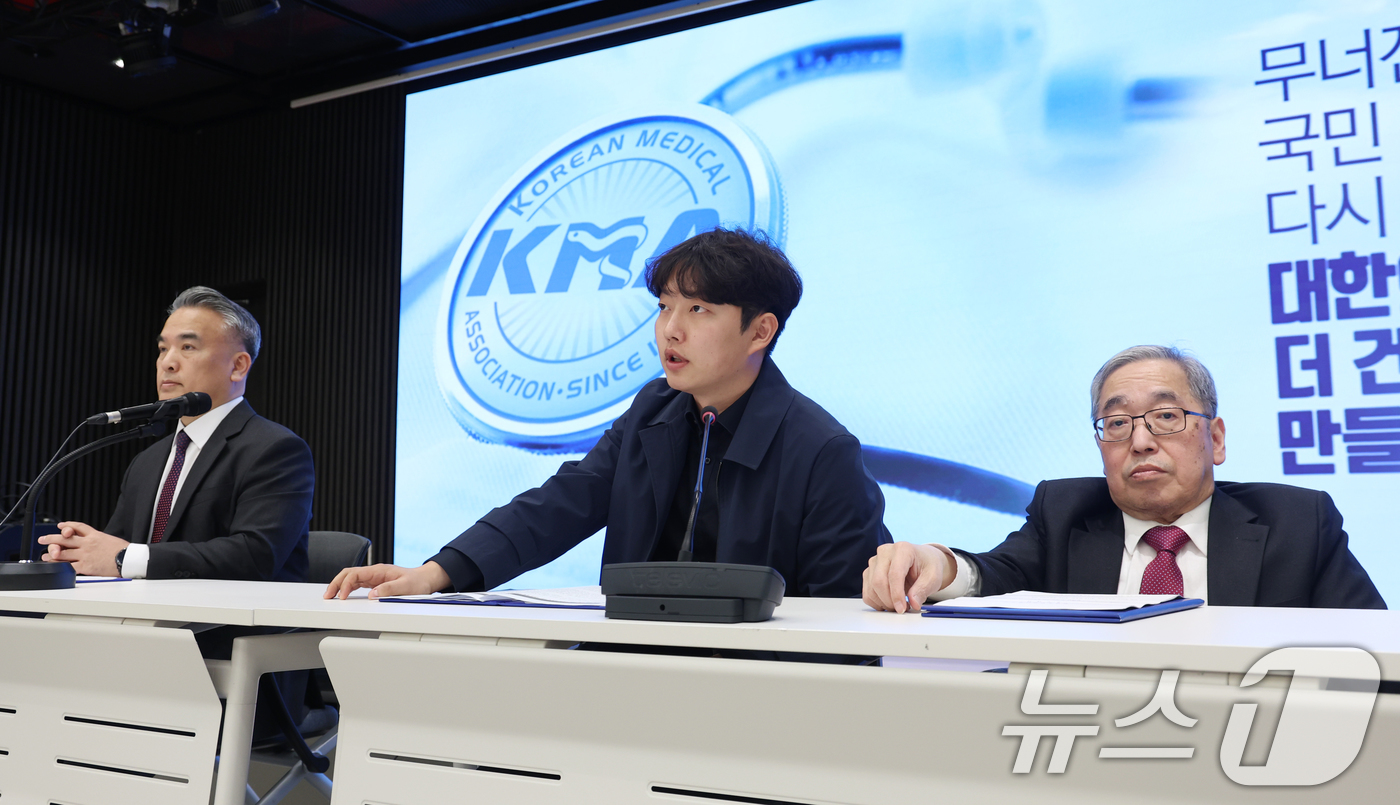 (서울=뉴스1) 김명섭 기자 = 김민수 대한의사협회 정책이사(사직전공의)가 10일 서울 용산구 대한의사회관에서 열린 정례브리핑에서 사직전공의 입영 연기 관련 헌법소원 제기 발표를 …