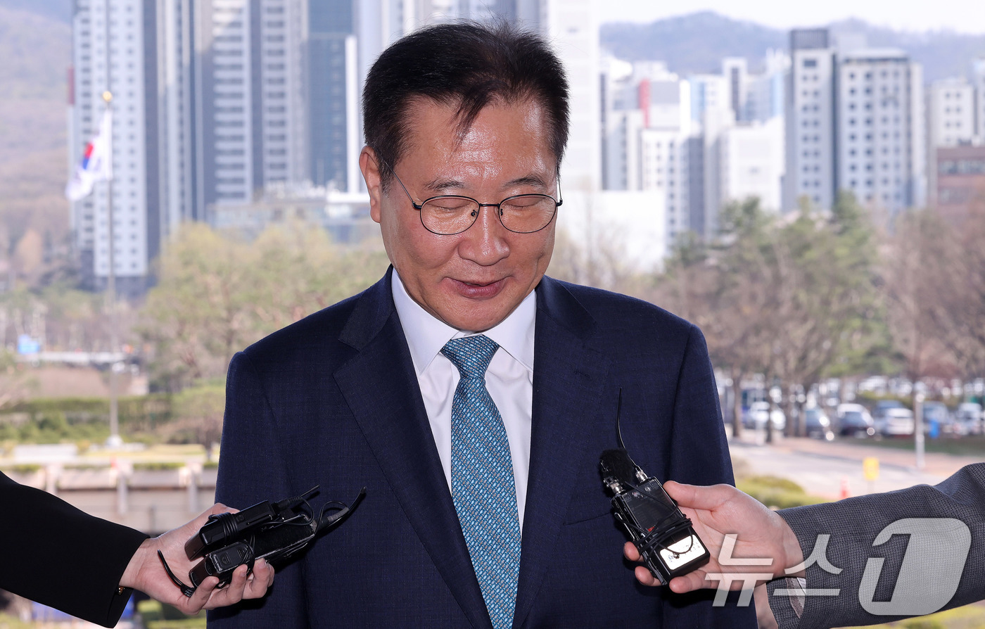 (과천=뉴스1) 박지혜 기자 = 탄핵안 기각으로 직무 복귀한 박성재 법무부 장관이 10일 경기 과천 법무부 청사로 출근하며 취재진 질문에 답하고 있다. 2025.4.10/뉴스1