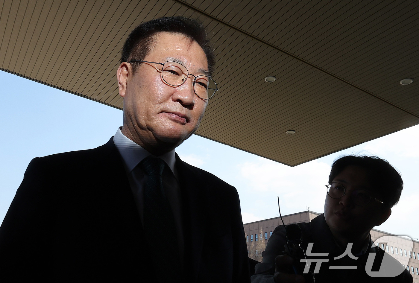 (과천=뉴스1) 박지혜 기자 = 탄핵안 기각으로 직무 복귀한 박성재 법무부 장관이 10일 경기 과천 법무부 청사로 출근하고 있다.  2025.4.10/뉴스1
