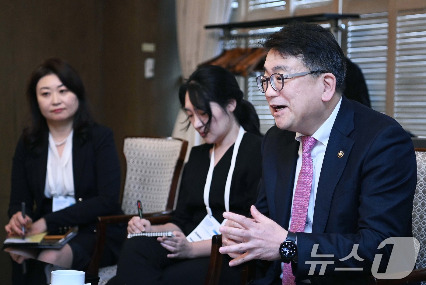 (서울=뉴스1) = 최남호 산업통상자원부 2차관이 10일 서울 중구 롯데호텔에서 메리 브루스 워릭 국제에너지기구(IEA) 부사무총장과 면담을 나누고 있다. (산업통상자원부 제공. …