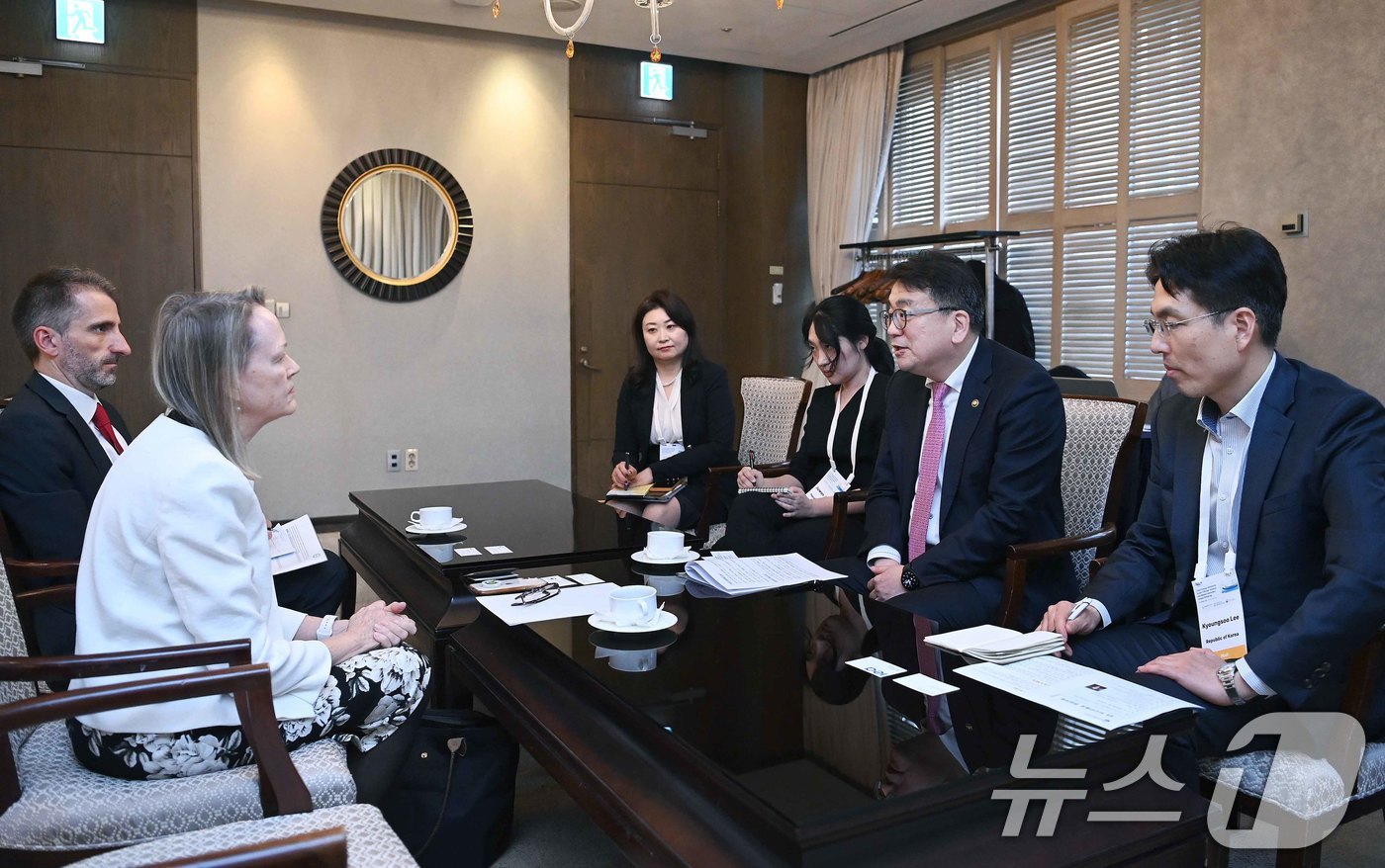 (서울=뉴스1) = 최남호 산업통상자원부 2차관이 10일 서울 중구 롯데호텔에서 메리 브루스 워릭 국제에너지기구(IEA) 부사무총장과 면담을 나누고 있다. (산업통상자원부 제공. …