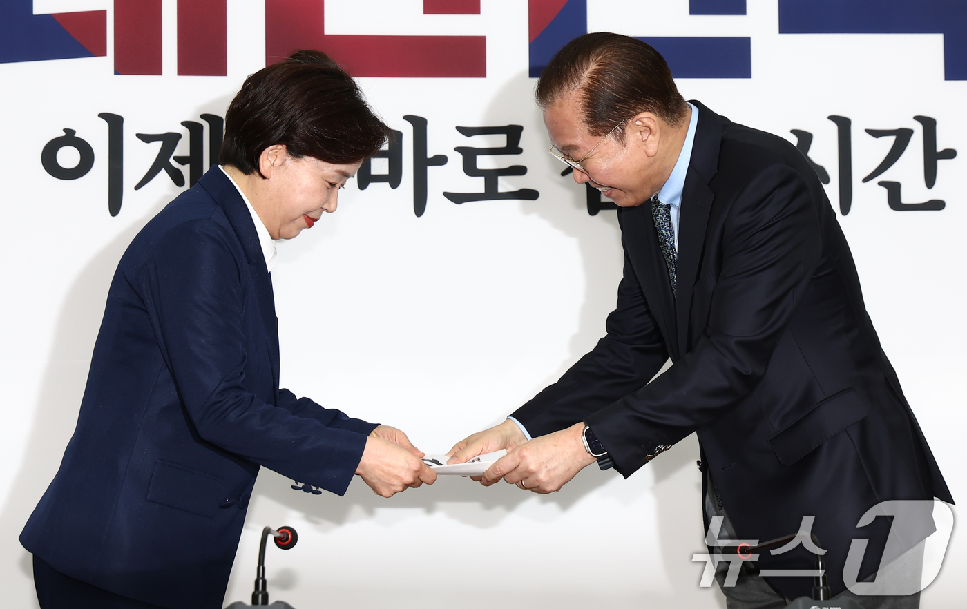 (서울=뉴스1) 김민지 기자 = 양향자 개혁신당 전 의원이 10일 서울 여의도 국회에서 권영세 국민의힘 비상대책위원장에게 입당원서를 전달하고 있다. 2025.4.10/뉴스1