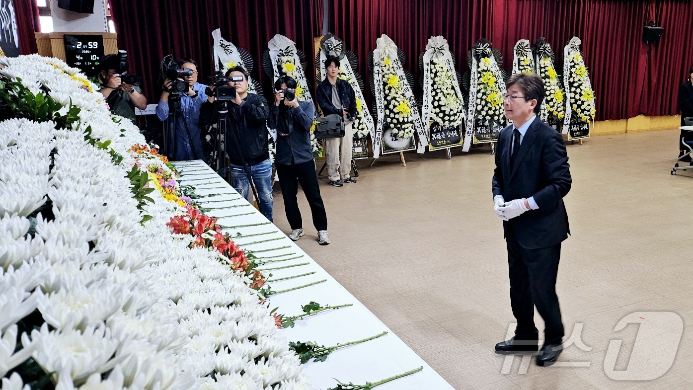 (대구=뉴스1) 남승렬 기자 = 유승민 전 국민의힘 의원이 10일 오후 대구 동구청 대회의실에 마련된 산불 진화 헬기 조종사 고(故) 정궁호 기장의 추모 분향소를 찾아 조문하고 있 …