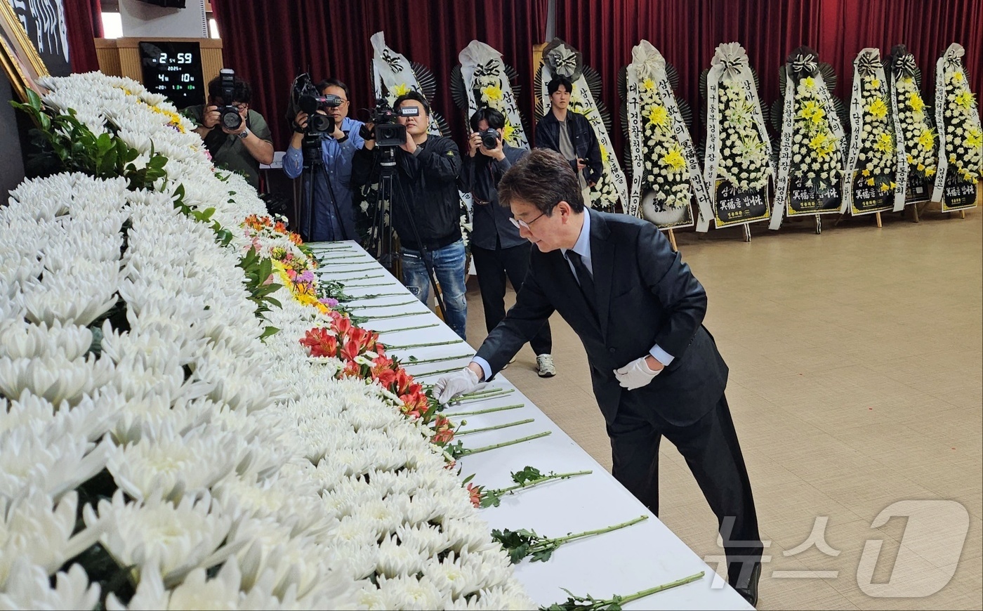 (대구=뉴스1) 남승렬 기자 = 유승민 전 국민의힘 의원이 10일 오후 대구 동구청 대회의실에 마련된 산불 진화 헬기 조종사 고(故) 정궁호 기장의 추모 분향소를 찾아 조문하고 있 …