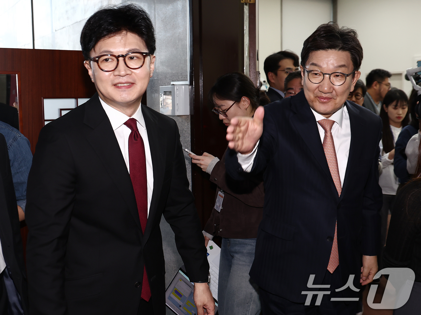 (서울=뉴스1) 김민지 기자 = 한동훈 국민의힘 전 대표가 10일 오후 서울 여의도 국회에서 권성동 원내대표와 면담을 마치고 나오고 있다. 2025.4.10/뉴스1
