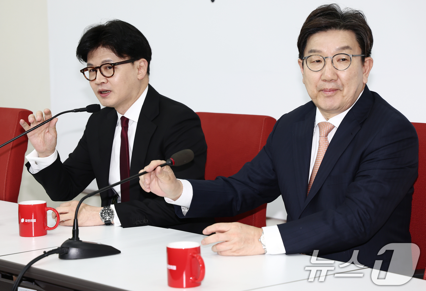 (서울=뉴스1) 김민지 기자 = 한동훈 국민의힘 전 대표가 10일 오후 서울 여의도 국회에서 권성동 원내대표와 면담을 하고 있다. 2025.4.10/뉴스1