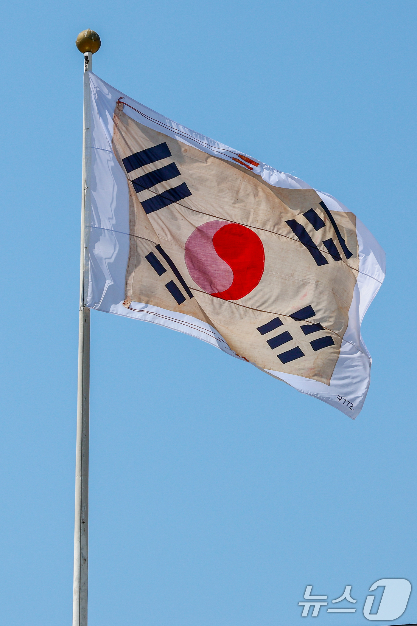 (서울=뉴스1) 안은나 기자 = 대한민국 임시의정원 개원 106주년을 맞은 10일 서울 여의도 국회 본관에 임시의정원 태극기가 걸려 있다. 2025.4.10/뉴스1