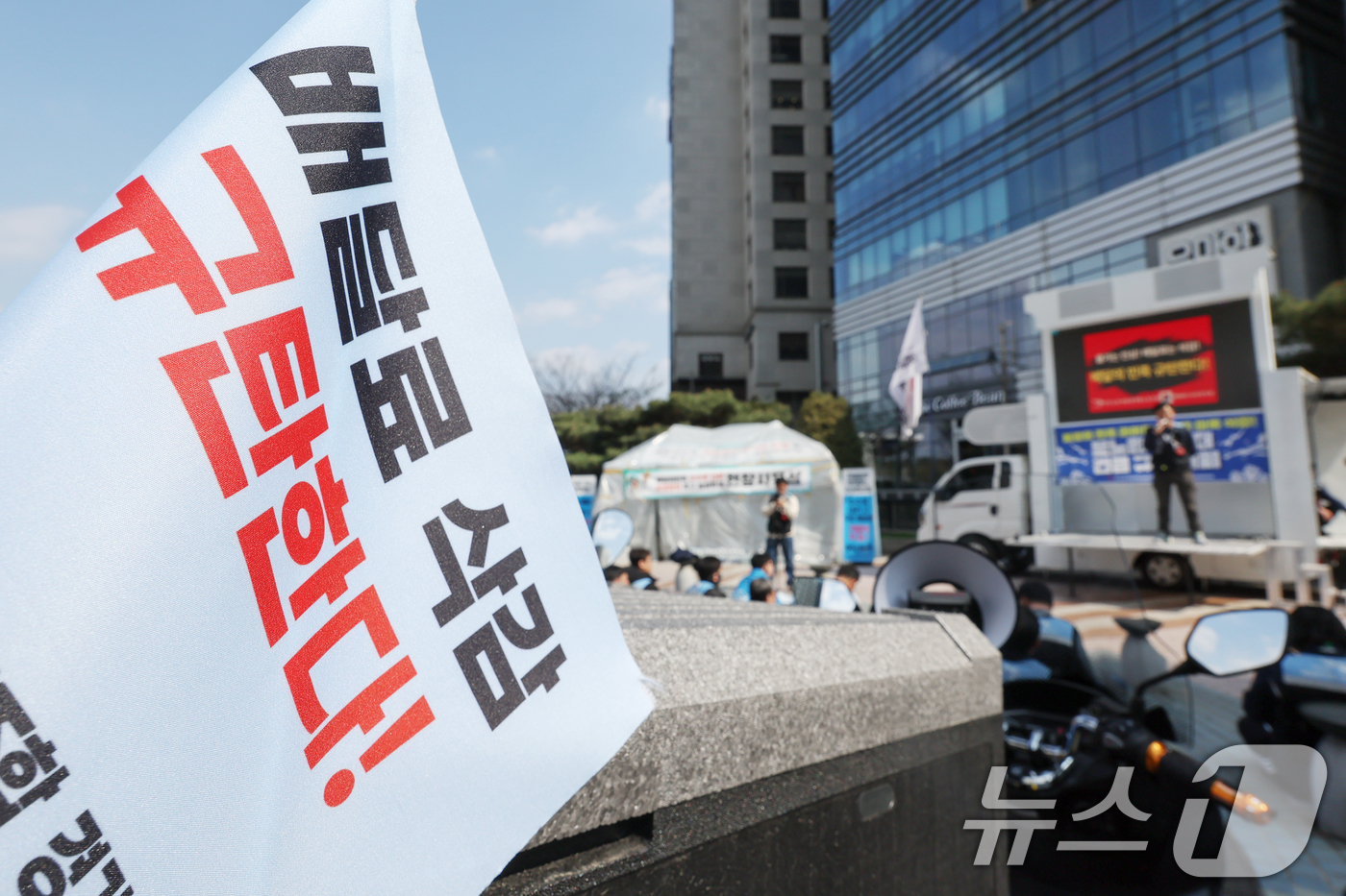 (서울=뉴스1) 민경석 기자 = 민주노총 서비스연맹 배달플랫폼노동조합 조합원들이 10일 오후 서울 송파구 우아한형제들 본사 앞에서 '배달의민족 규탄! 배달료 삭감! 분노한 라이더 …