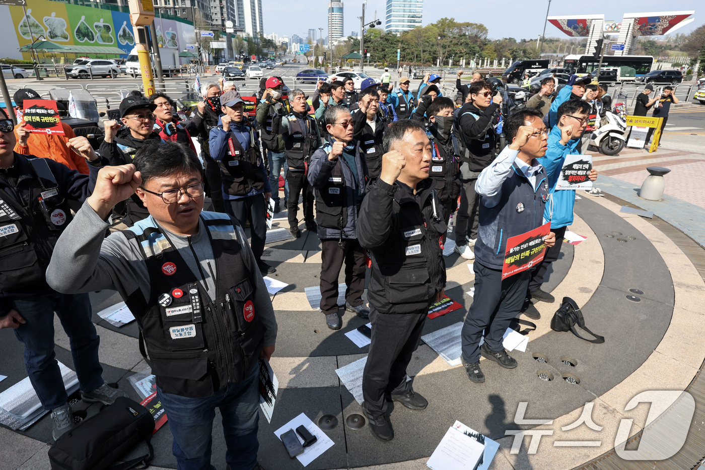 (서울=뉴스1) 민경석 기자 = 민주노총 서비스연맹 배달플랫폼노동조합 조합원들이 10일 오후 서울 송파구 우아한형제들 본사 앞에서 열린 '배달의민족 규탄! 배달료 삭감! 분노한 라 …