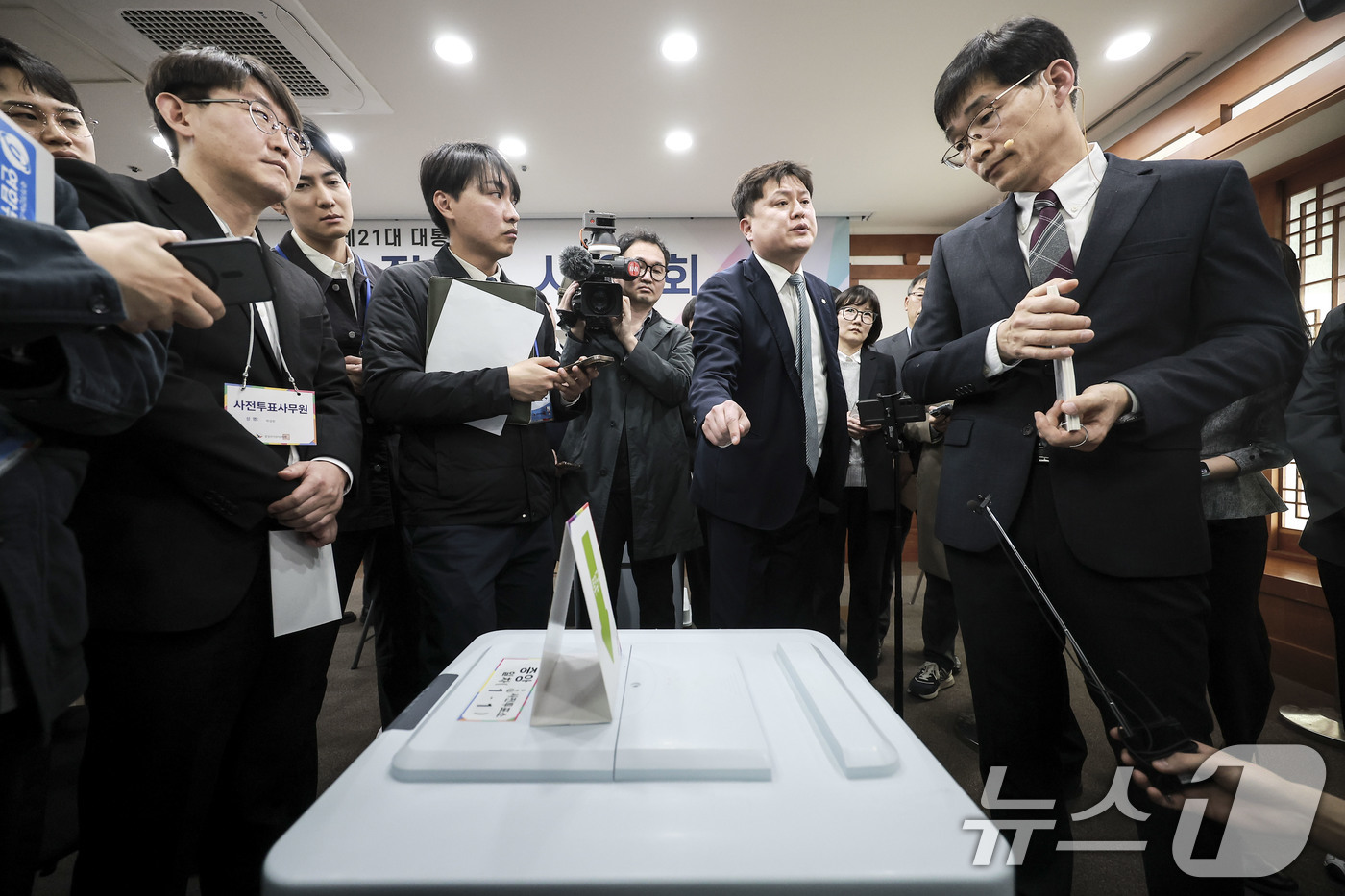 (과천=뉴스1) 박지혜 기자 = 박주현 변호사가 10일 경기 과천시 중앙선거관리위원회에서 열린 21대 대선 (사전)투·개표 절차 시연회에서 투표함에 부착되는 특수봉인지 관련 항의를 …