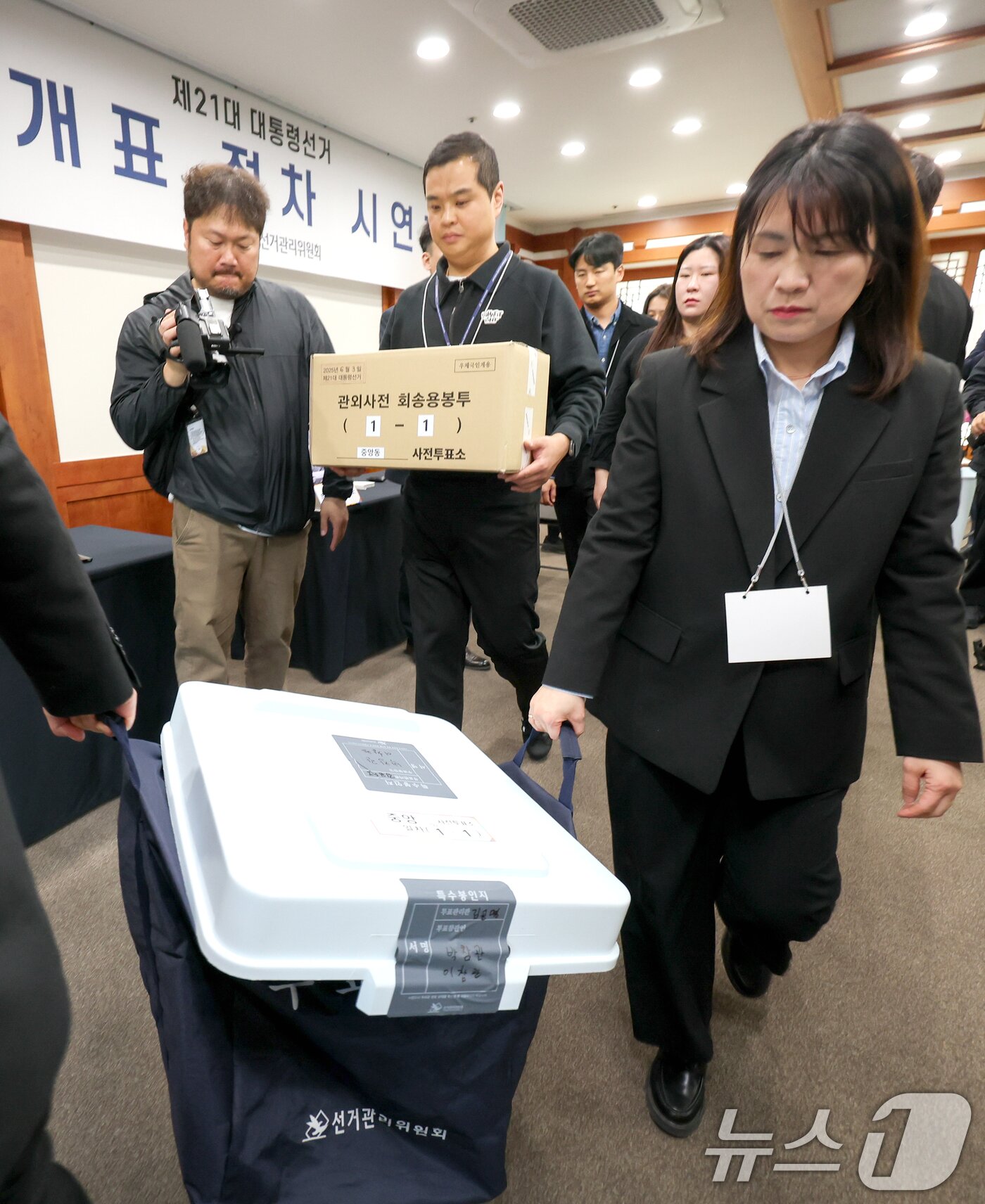 본문 이미지 - 10일 오후 과천시 중앙선거관리위원회에서 열린 제21대 대통령선거 투·개표 절차 시연회에서 선관위 관계자들이 투표 절차 시연을 하고 있다. &#40;공동취재&#41; 2025.4.10/뉴스1 ⓒ News1 박지혜 기자