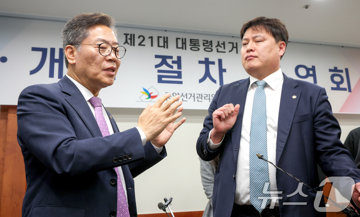 (과천=뉴스1) 박지혜 기자 = 10일 오후 과천시 중앙선거관리위원회에서 열린 제21대 대통령선거 투·개표 절차 시연회에서 김용빈 선관위 사무총장이 박주현 변호사의 질의에 답하고 …