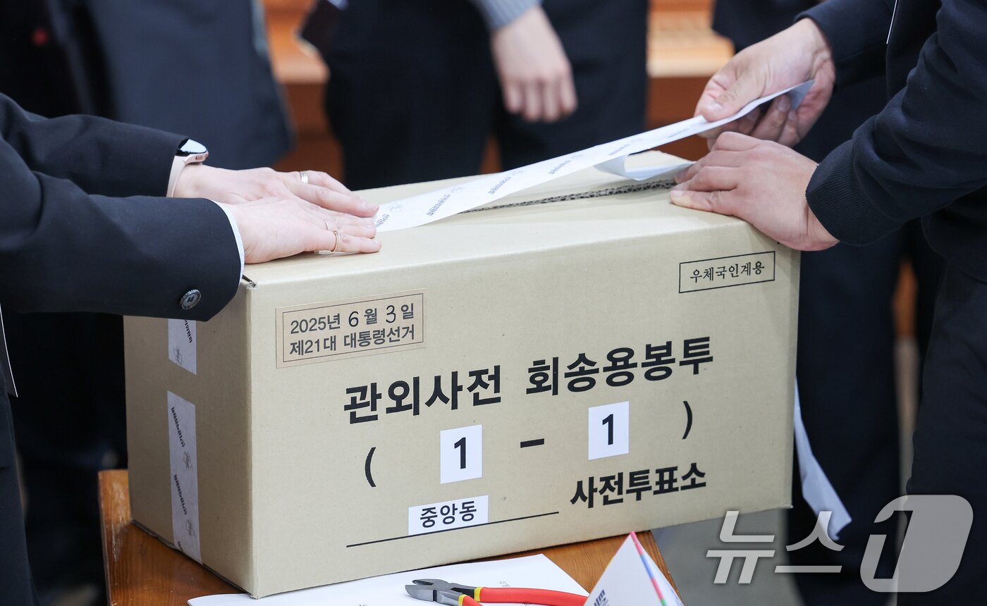 본문 이미지 - 10일 오후 과천시 중앙선거관리위원회에서 열린 제21대 대통령선거 투·개표 절차 시연회에서 선관위 관계자들이 투표 절차 시연을 하고 있다. &#40;공동취재&#41; 2025.4.10/뉴스1 ⓒ News1 박지혜 기자
