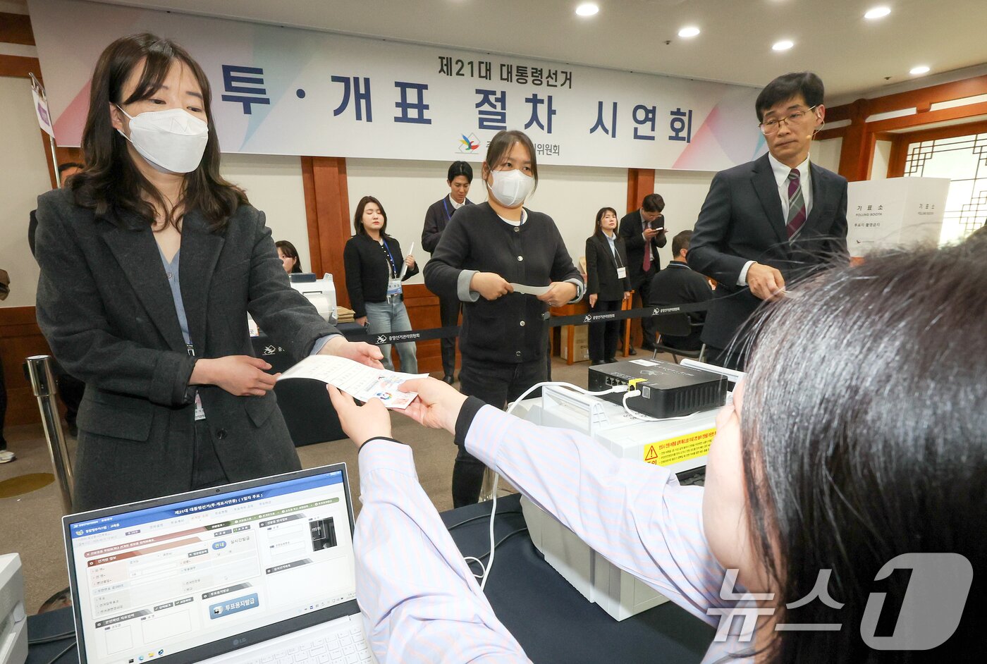 본문 이미지 - 10일 오후 과천시 중앙선거관리위원회에서 열린 제21대 대통령선거 투·개표 절차 시연회에서 선관위 관계자들이 투표 절차 시연을 하고 있다. &#40;공동취재&#41; 2025.4.10/뉴스1 ⓒ News1 박지혜 기자