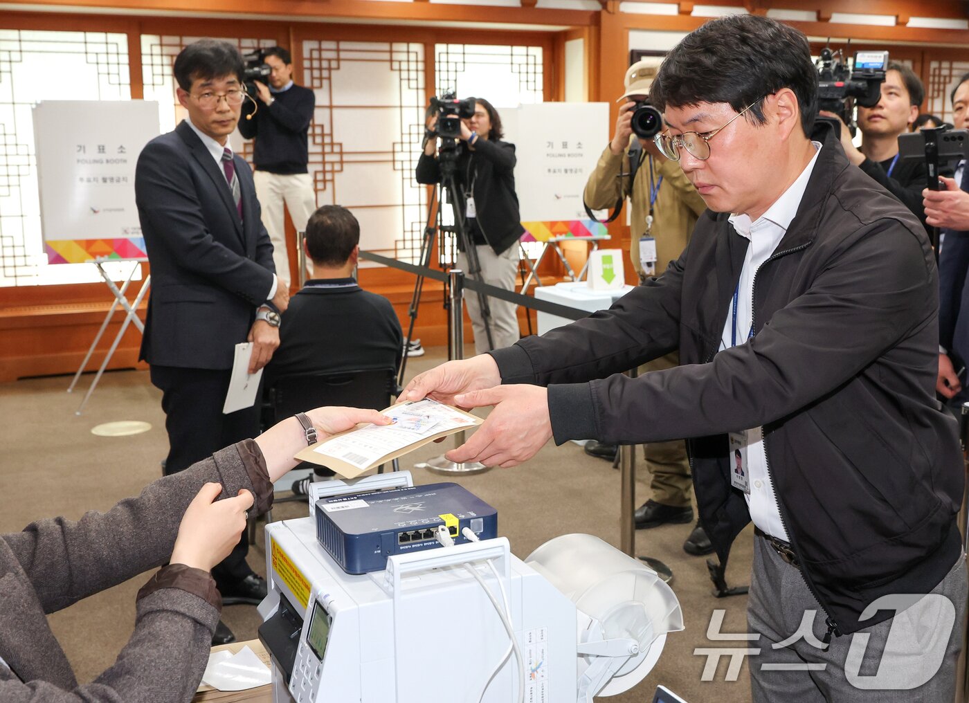 본문 이미지 - 10일 오후 과천시 중앙선거관리위원회에서 열린 제21대 대통령선거 투·개표 절차 시연회에서 선관위 관계자들이 투표 절차 시연을 하고 있다. &#40;공동취재&#41; 2025.4.10/뉴스1 ⓒ News1 박지혜 기자