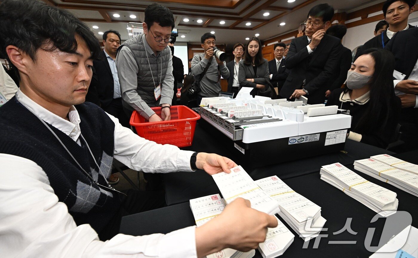 본문 이미지 - 10일 경기 과천시 중앙선거관리위원회에서 열린 제21대 대통령선거 투·개표 시연회에서 선관위 관계자가 투표지분류기를 이용해 개표 과정 시연을 하고 있다. &#40;공동취재&#41; 2025.4.10/뉴스1 ⓒ News1 박지혜 기자