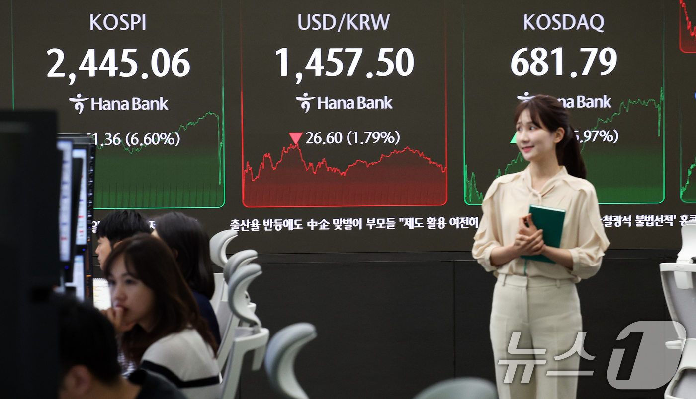 (서울=뉴스1) 오대일 기자 = 도널드 트럼프 미국 대통령의 상호관세 유예 발표로 주가가 급등하며 매수 사이드카가 발동된 10일 오후 서울 중구 하나은행 본점 딜링룸 전광판에 종가 …