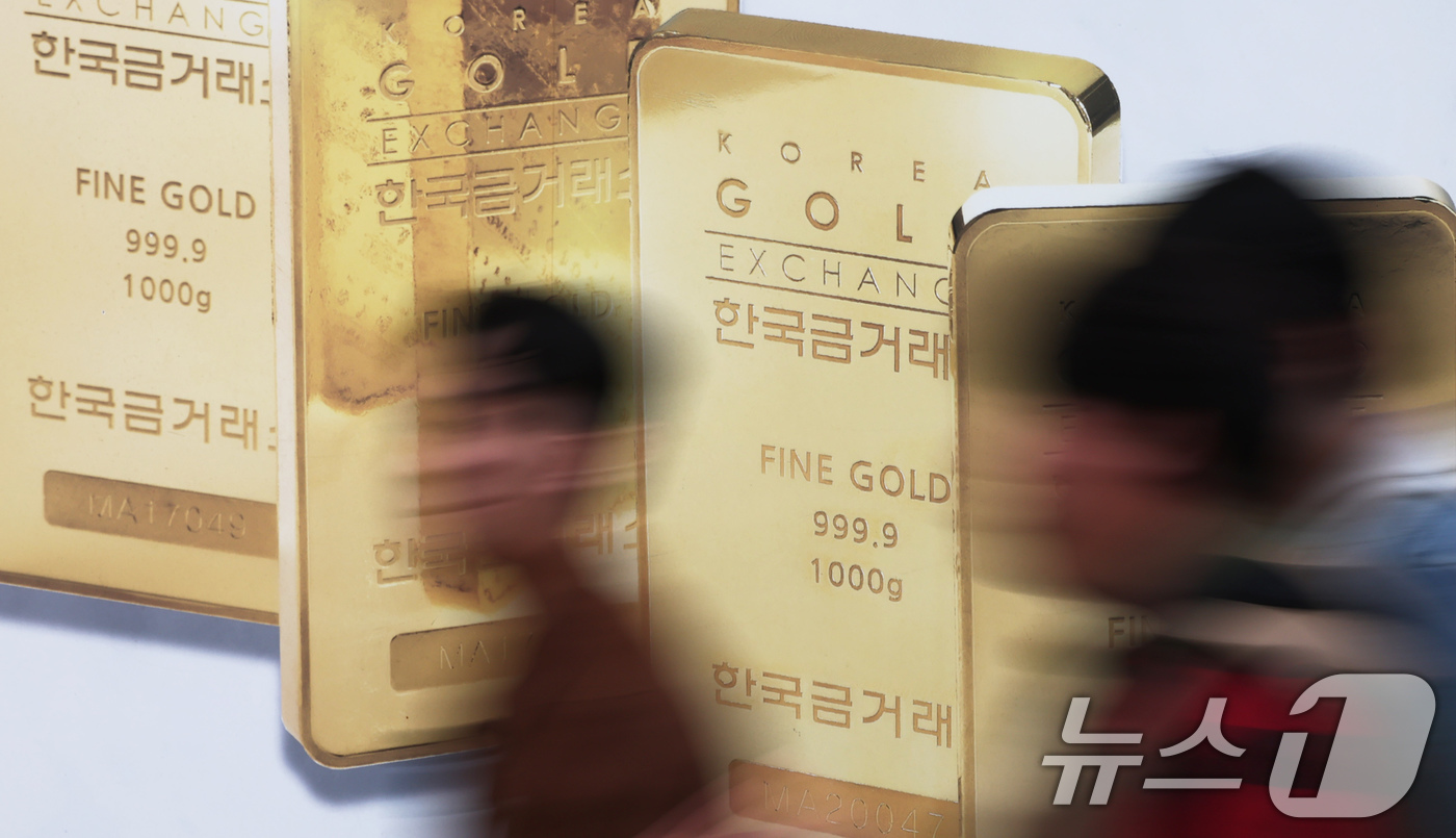 (서울=뉴스1) 장수영 기자 = 10일 오후 서울 종로구 한국금거래소에 부착된 골드바 사진 앞으로 시민이 지나가고 있다.도널드 트럼프 미국 대통령이 중국을 제외한 국가에 대한 상호 …