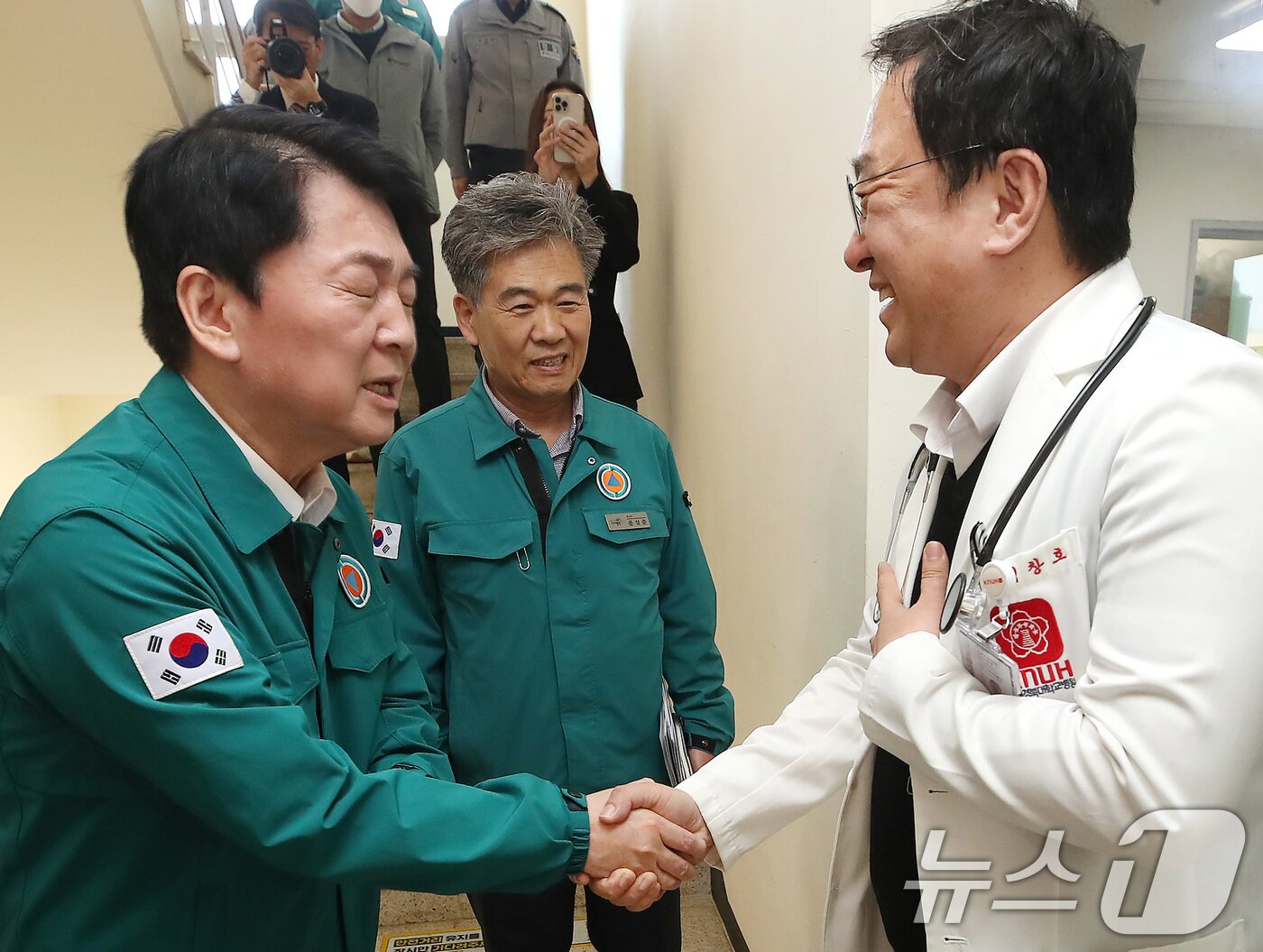 본문 이미지 - 안철수 국민의힘 의원이 10일 오후 경북 영덕군 국립청소년해양센터에 마련된 산불 피해 이재민 대피소를 찾아 의료봉사에 참여한 김창호 칠곡경북대병원 응급의학과 교수와 만나 감사의 뜻을 표하며 격려하고 있다. 2025.4.10/뉴스1 ⓒ News1 공정식 기자
