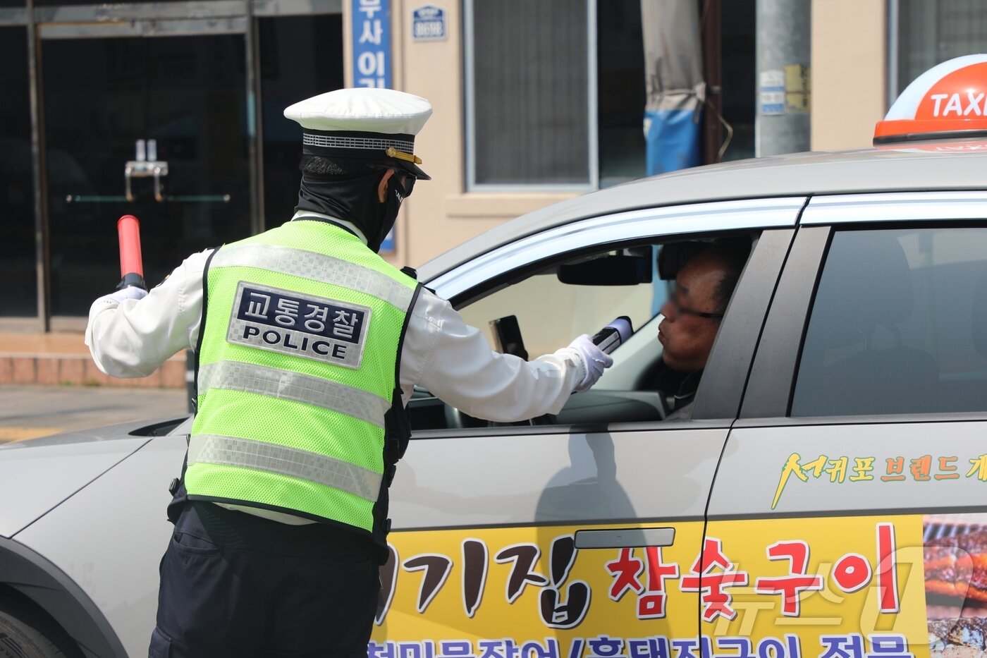 본문 이미지 - 10일 오후 제주 서귀포시 1호광장 인근 도로에서 음주운전 단속이 진행되고 있다. 이날 서귀포경찰서와 제주자치경찰단 55명은 로터리 주변 도로 7곳에서 단속을 진행했다. 2025.4.10/뉴스1 ⓒ News1 홍수영 기자