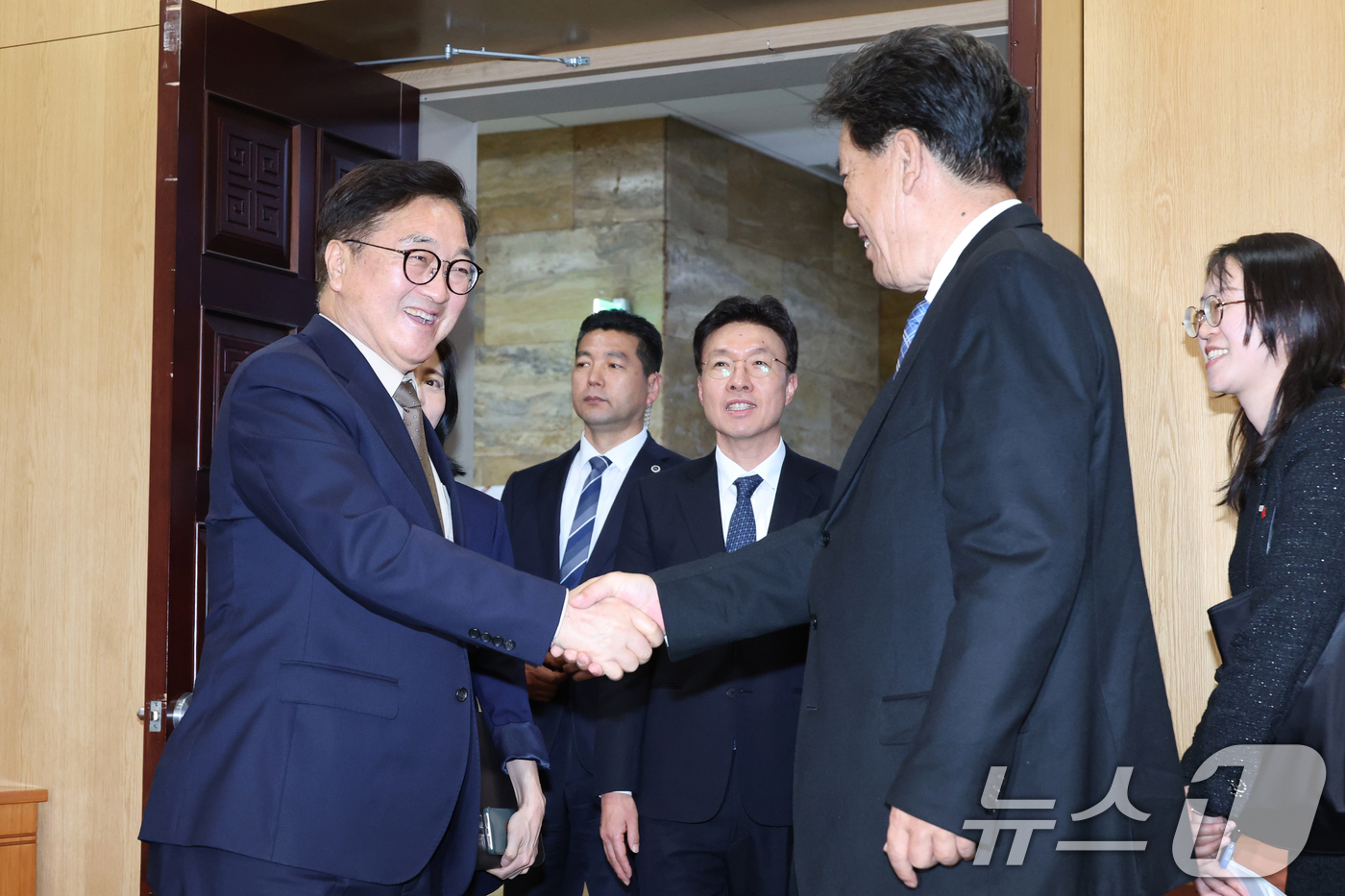 (서울=뉴스1) 이광호 기자 = 우원식 국회의장이 10일 오후 서울 여의도 국회에서 뤄쌍장춘 중국 전인대 상무위원회 부위원장을 접견하고 있다.  2025.4.10/뉴스1