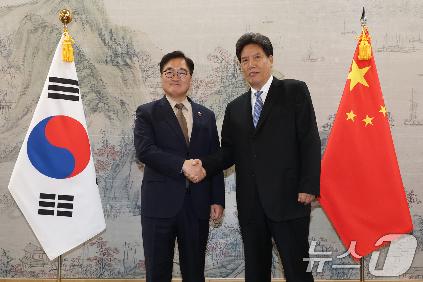 (서울=뉴스1) 이광호 기자 = 우원식 국회의장이 10일 오후 서울 여의도 국회에서 뤄쌍장춘 중국 전인대 상무위원회 부위원장을 접견하고 있다.  2025.4.10/뉴스1