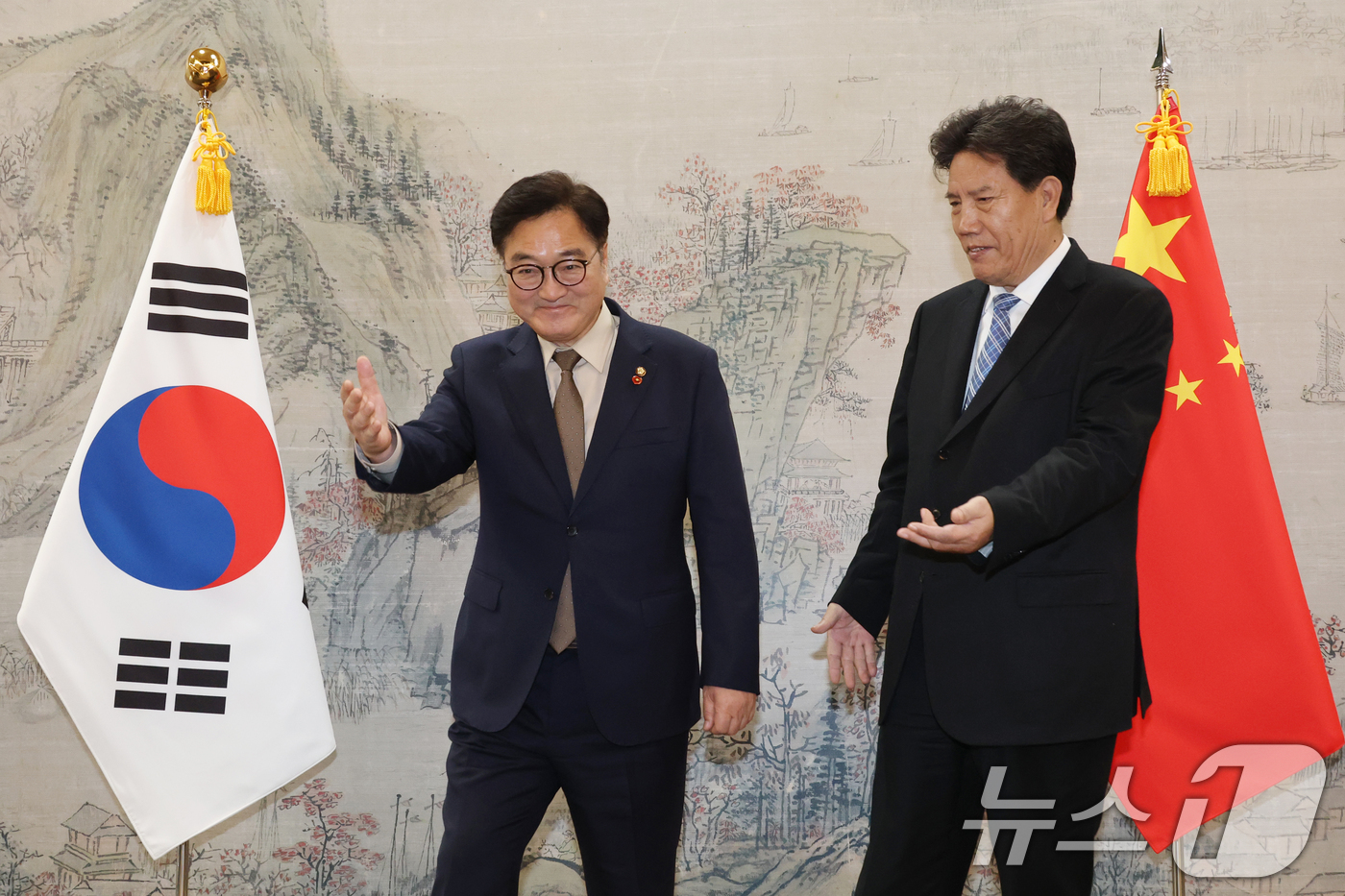(서울=뉴스1) 이광호 기자 = 우원식 국회의장이 10일 오후 서울 여의도 국회에서 뤄쌍장춘 중국 전인대 상무위원회 부위원장을 접견하고 있다.  2025.4.10/뉴스1