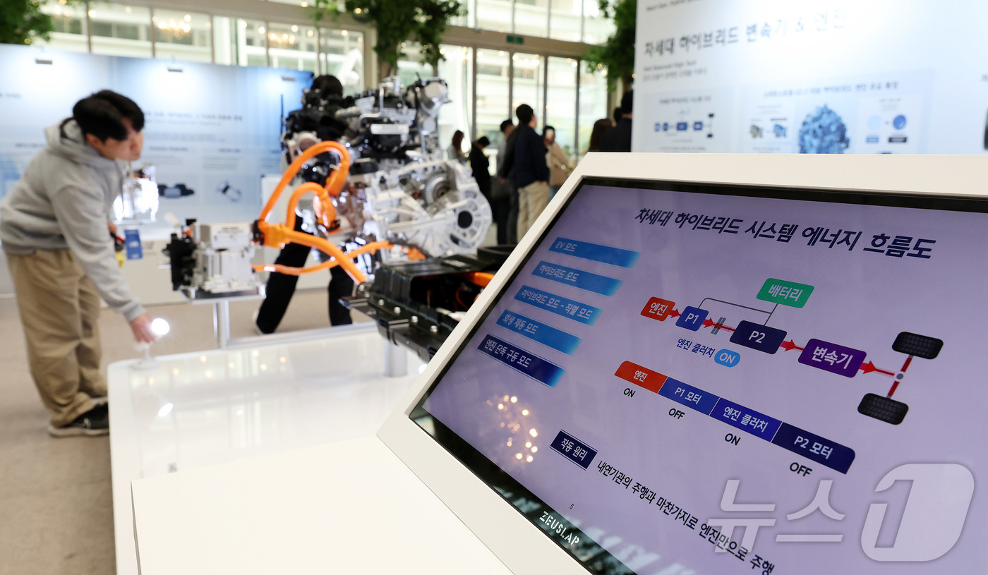 (서울=뉴스1)  박지혜 기자 = 지난 9일 서울 중구 크레스트72에서 열린 현대차그룹 차세대 하이브리드 시스템 테크 데이에서 차세대 하이브리드 시스템이 공개되고 있다. 2025. …